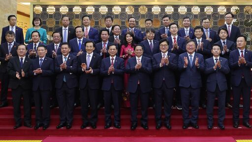 우원식 국회의장이 2일(화) 오전 국회접견실에서 팜 밍 찡 베트남 총리를 만나 반갑게 악수하고 있다.(사진=국회사무처 사진팀)