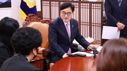 우원식 국회의장은 2일(화) 오전 의장집무실에서 전주페이퍼 청년노동자 사망사고 유가족