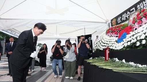 우원식 국회의장은 17일(수) 오후 서울시 중구 청계광장에 차려진 고(故) 채수근 해병 순직 1주기 추모 시민분향소를 찾아 조문