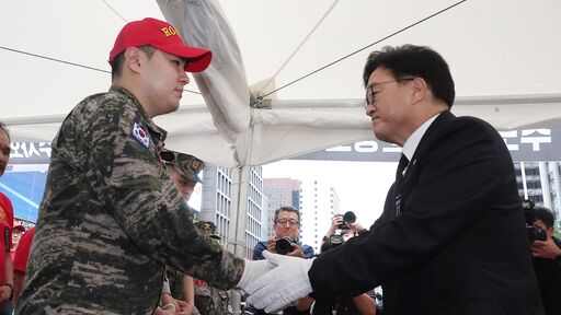 우원식 국회의장이 17일(수) 오후 서울시 중구 청계광장에 차려진 고(故) 채수근 해병 순직 1주기 추모 시민분향소를 찾아 조문하고 있다.(사진=국회사무처 사진팀)