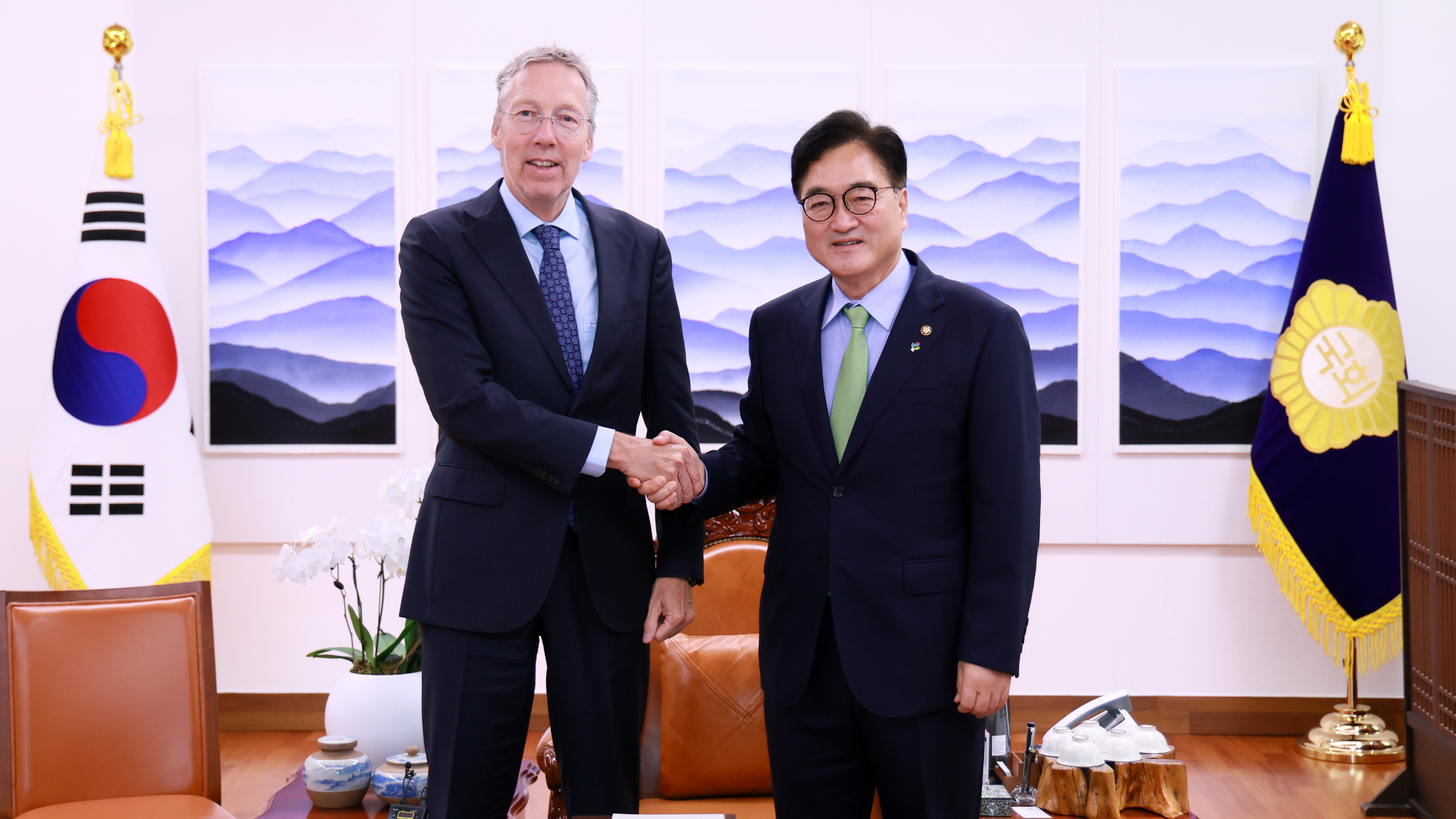 우원식 국회의장은 1일(목) 오전 의장집무실에서 페이터르 반 데르 플리트 주한네덜란드대사