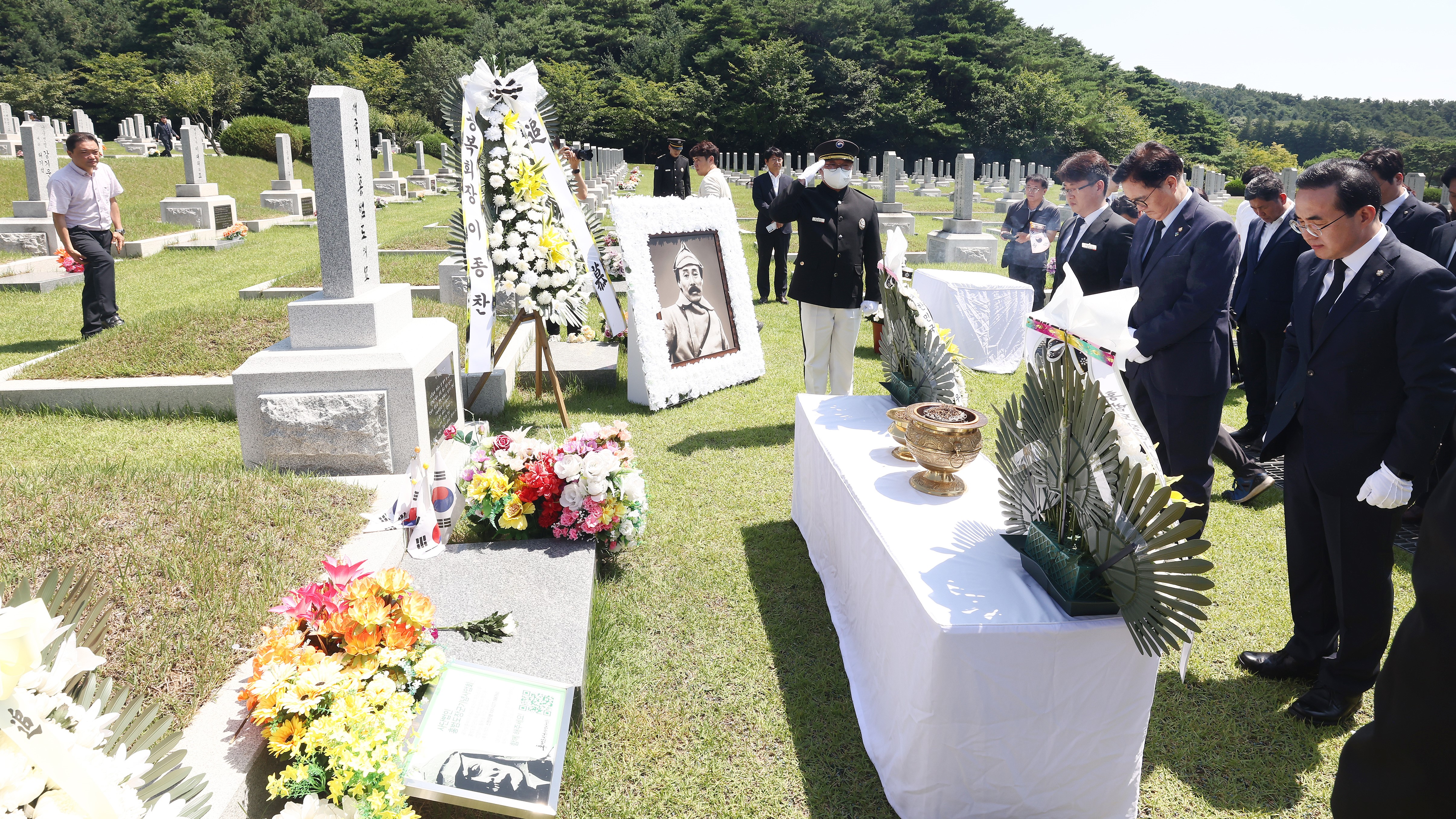 
14일(수) 대전국립현충원에서 열린 '광복 79주년 및 홍범도 장군 귀환 3주년 기념식'에서 우원식 국회의장 등 참석자들이 홍범도 장군 묘역 앞에서 묵념을 하고 있다. (사진=국회사무처 사진팀)