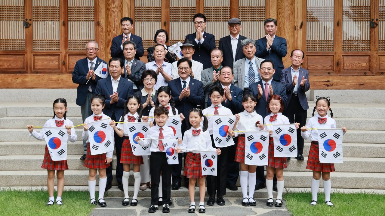 우원식 국회의장이 15일(목) 오후 서울 여의도 국회 사랑재에서 열린 '독립운동가 후손 초청 오찬'에 앞서 기념촬영을 하고 있다. (사진=국회사무처 사진팀)