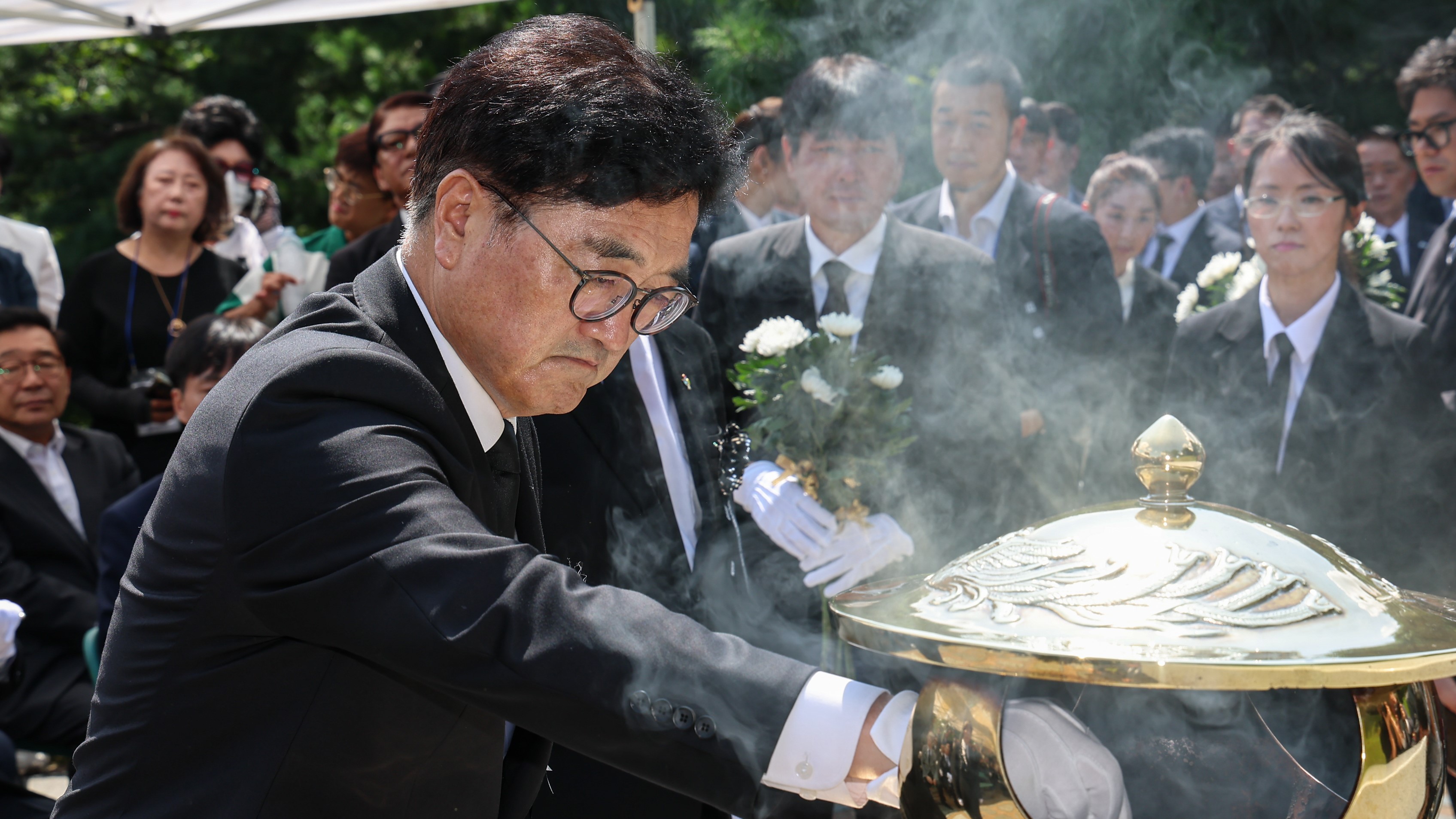 우원식 국회의장이 18일(일) 서울 동작동 국립서울현충원 현충관에서 열린 '김대중 전 대통령 15주기 추도식'에 참석해 추도사를 하고 있다.(사진=뉴스1)