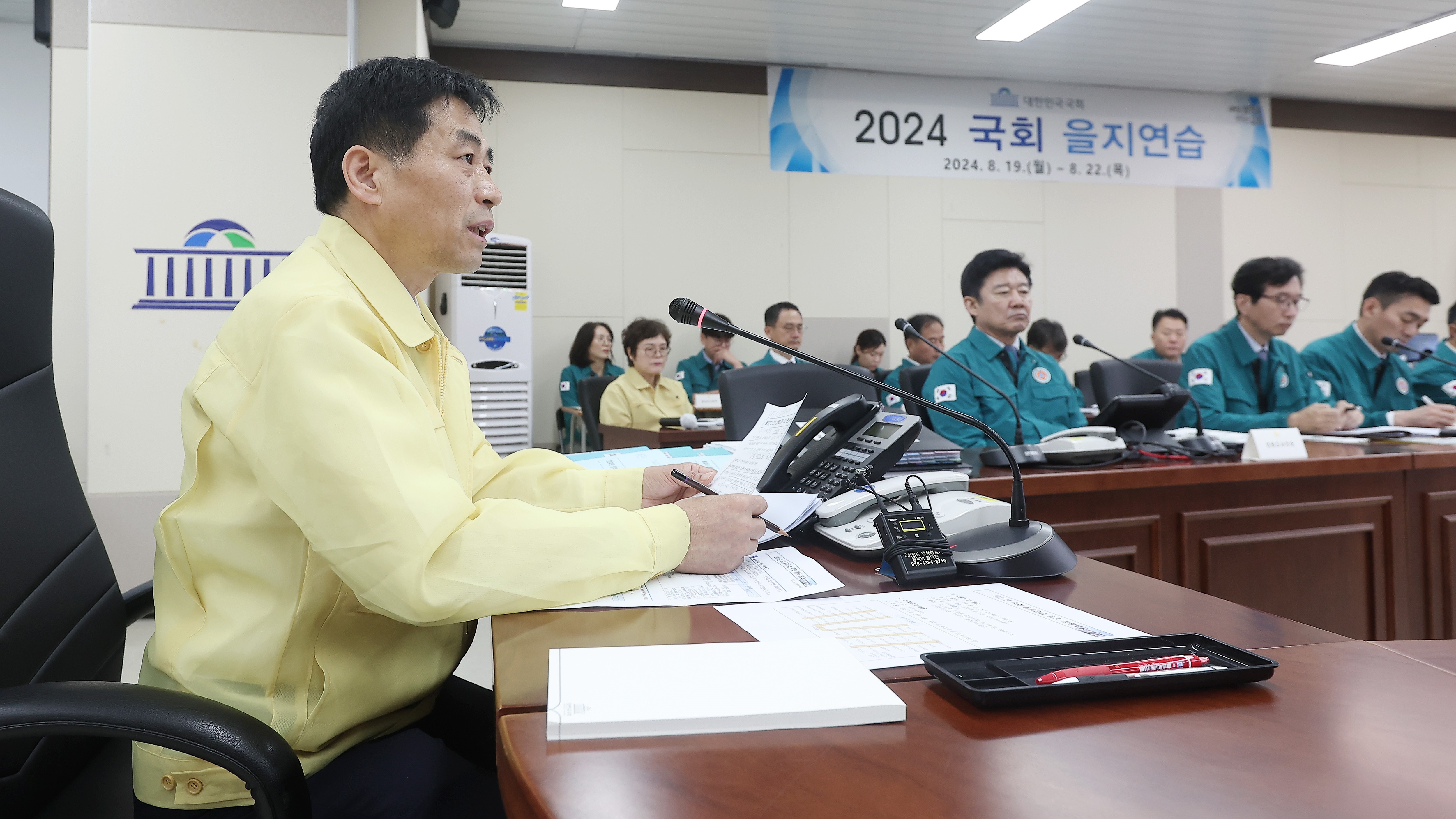 김민기 국회사무총장이 19일(오전) 국회종합상황실에서 '2024년 국회 을지연습 상황보고'를 주관한 자리에서 당부의 말을 전하고 있다.(사진=국회사무처 사진팀)