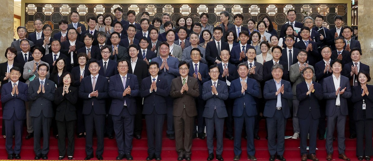 우원식 국회의장이 20일(화) 오전 국회접견실에서 국회소속기관으로부터 업무보고를 받는 자리에서 당부의 말을 전하고 있다.(사진=국회사무처 사진팀)