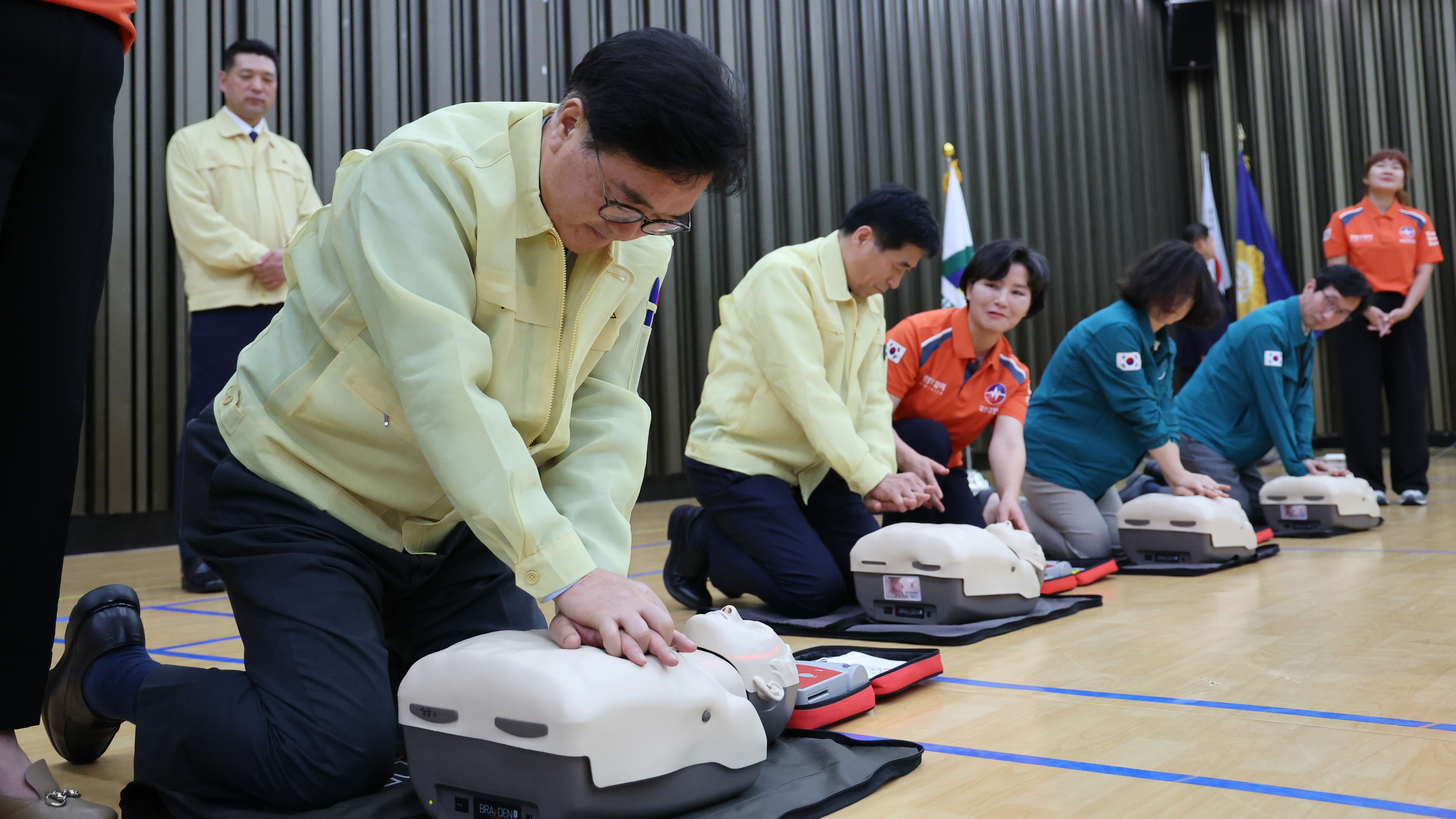 우원식 국회의장은 22일(목) 오후 2시 국회 본관 방호실에서 진행된 민방위 훈련에 참여했다.