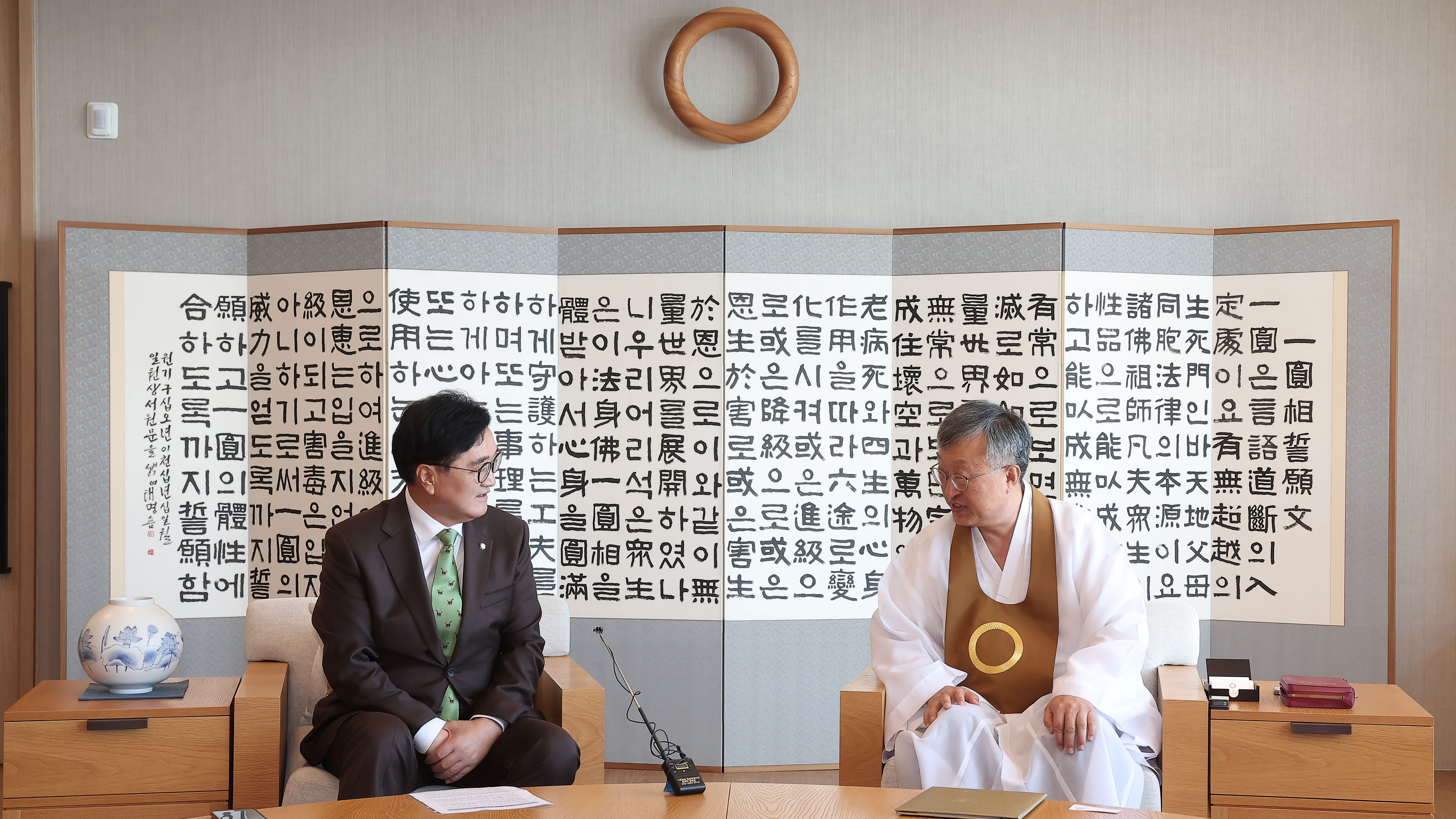 우원식 국회의장이 28일(수) 오전 서울 종로구 원불교 소태산기념관에서 나상호 교정원장과 기념촬영을 하고 있다.(사진=국회사무처 사진팀)