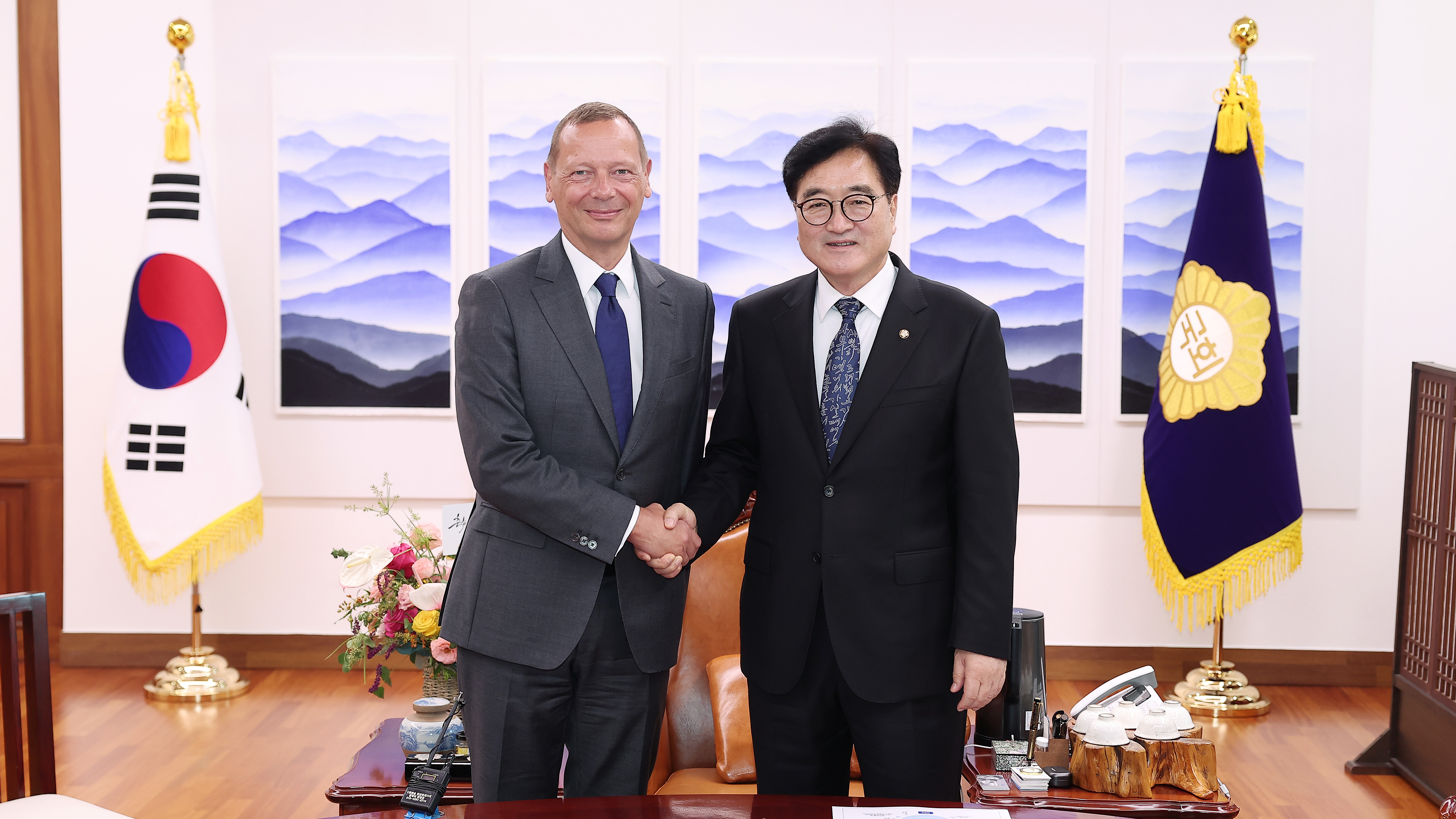 우원식 국회의장은 4일(수) 오후 의장집무실에서 에마뉘엘 본 프랑스 대통령실 외교수석을 만나