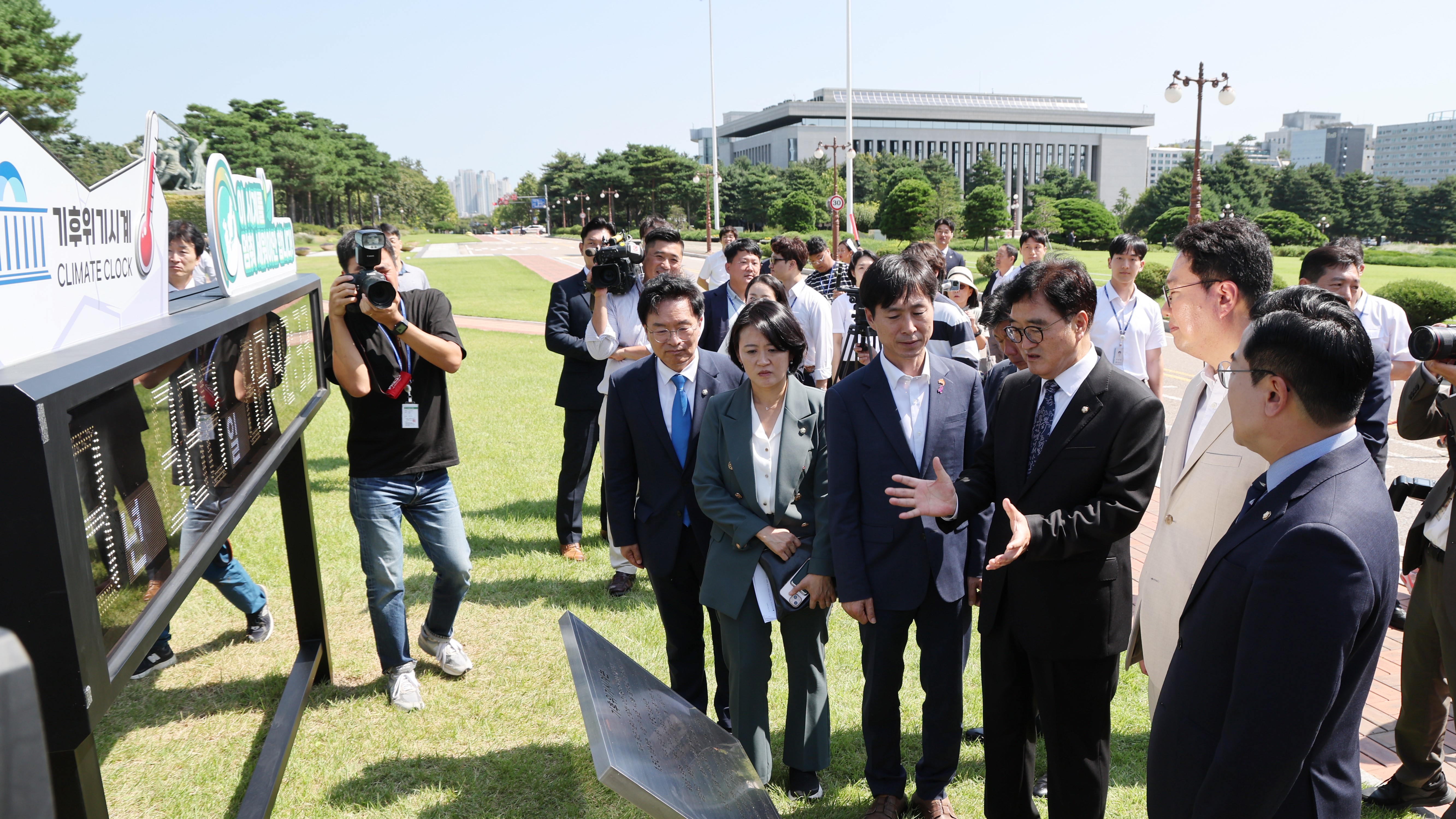 4일(수) 국회의사당 앞뜰에 설치된 국회 기후위기 시계 제막식 참석자들이 기념촬영을 하고 있다.(사진=국회사무처 사진팀)