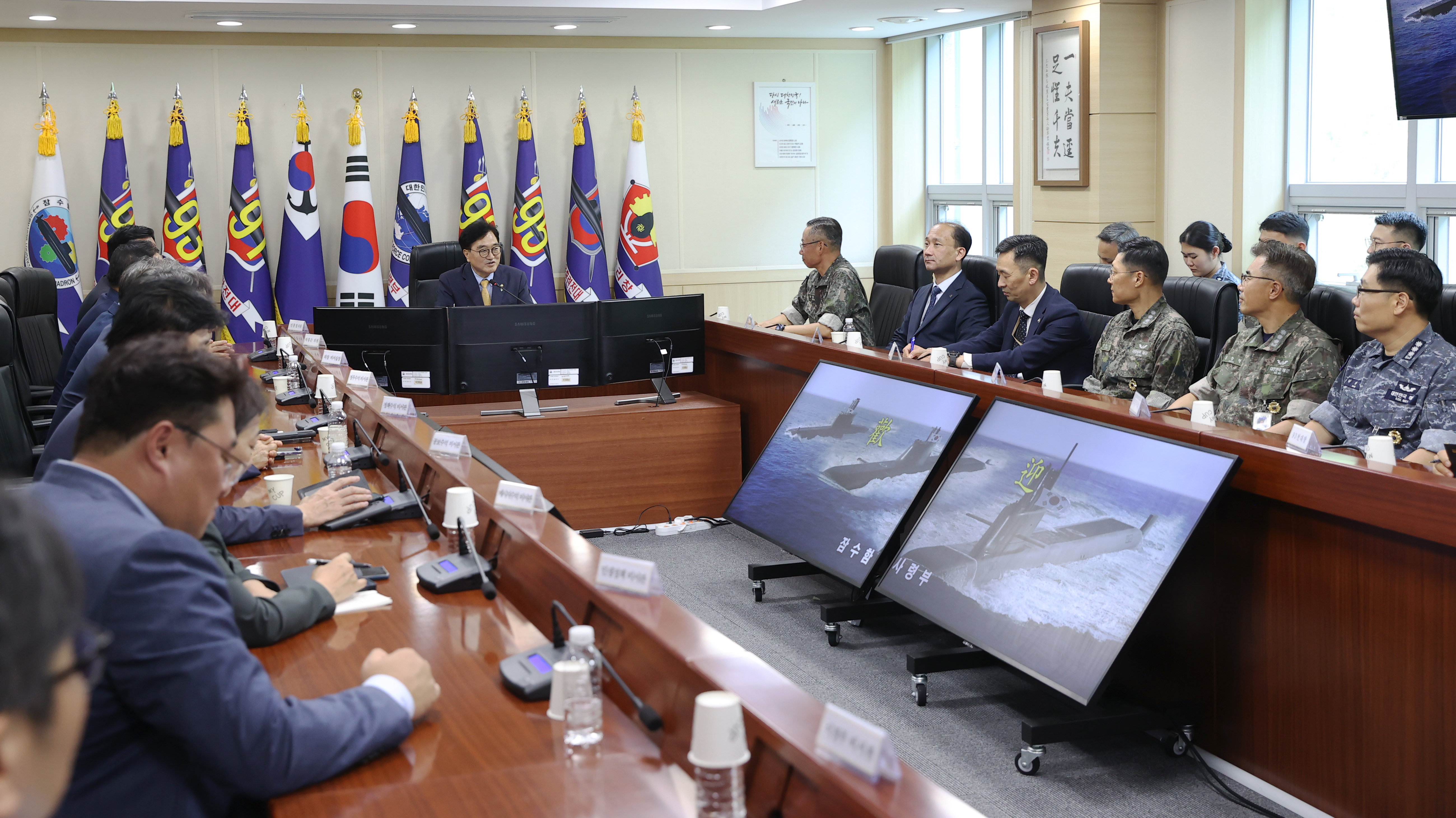 우원식 국회의장이 6일(금) 경남 김해공항 소재 공군 제5공중기동비행단을 방문해 기념촬영을 하고 있다.(사진=국회사무처 사진팀)