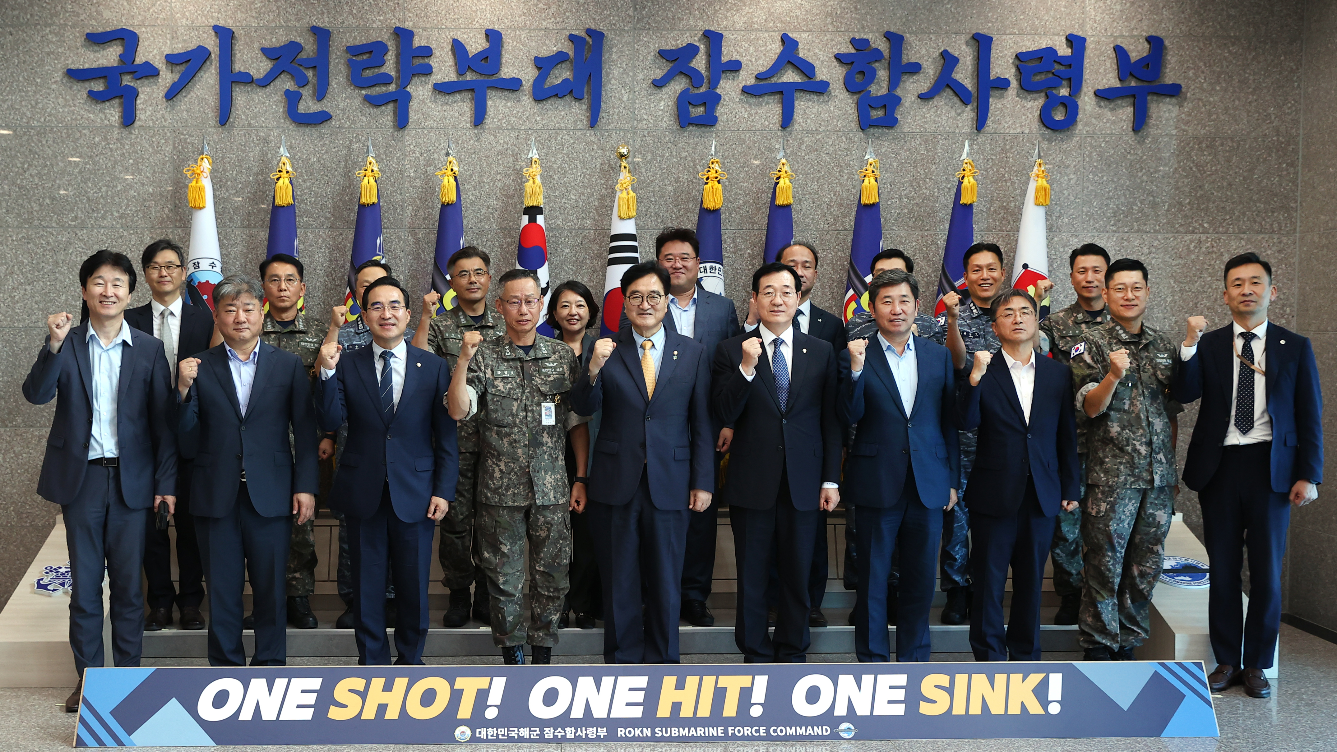 우원식 국회의장이 6일(금) 경남 진해 해군기지에 위치한 잠수함사령부를 방문해 현황을 보고받고 있다.(사진=국회사무처 사진팀)