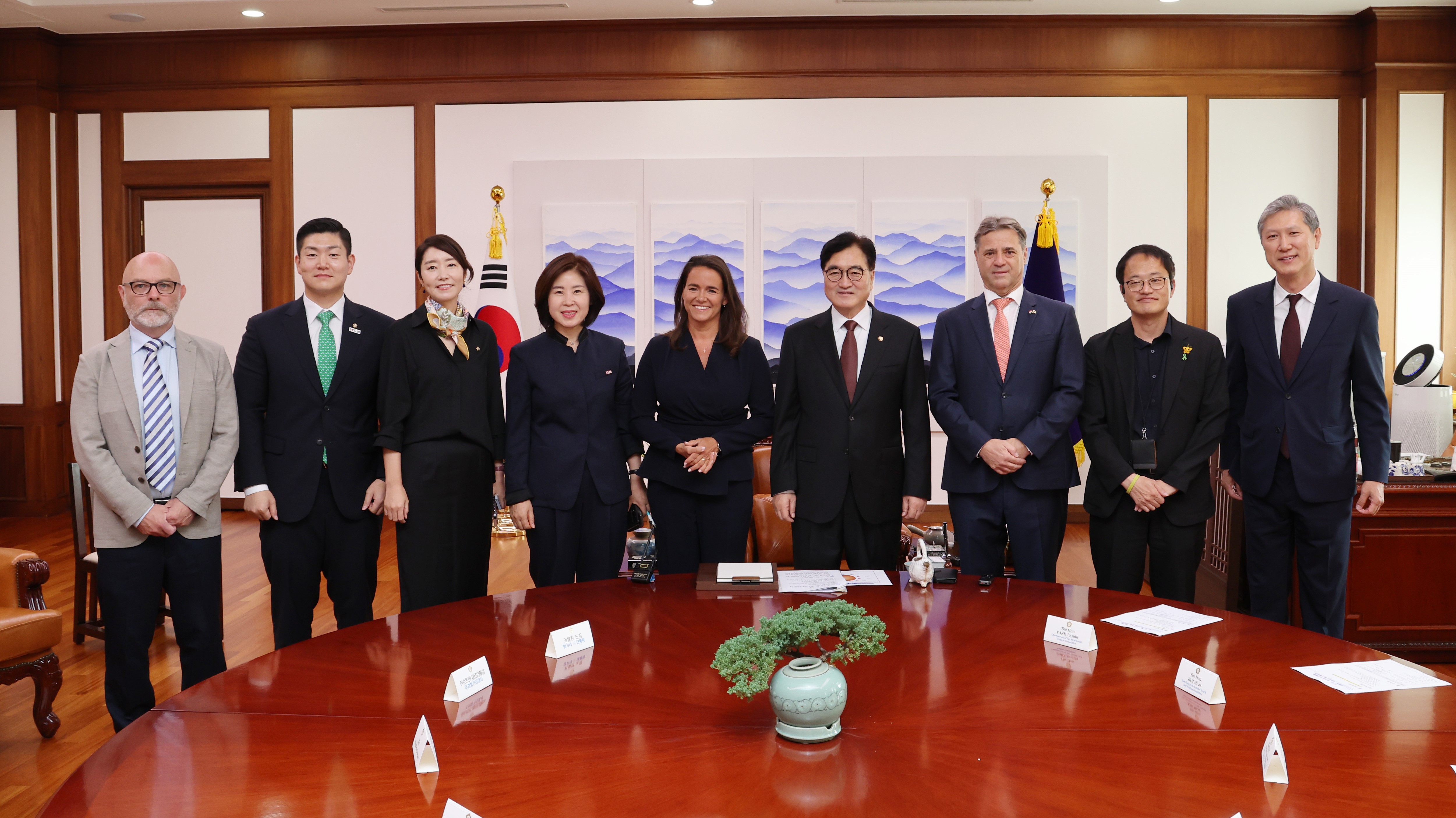 우원식 국회의장이 11일(수) 오전 의장집무실에서 커털린 노박 헝가리 전 대통령과 반갑게 악수하고 있다.(사진=국회사무처 사진팀)