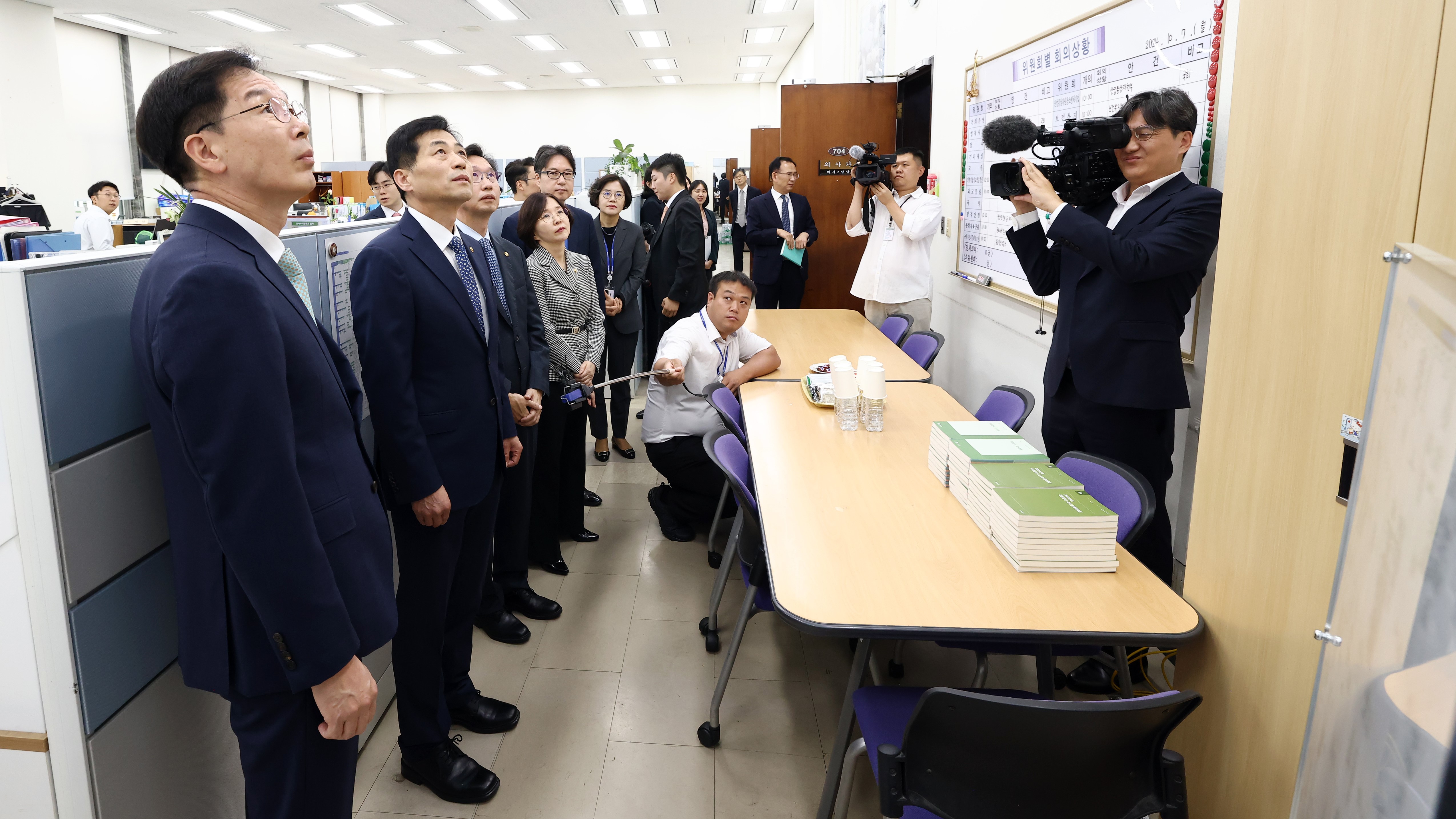  2일(수) 오전 국회 본관에서 열린 「국정감사 종합상황실」 현판식 참석자들이 기념촬영을 하고 있다. 왼쪽부터 정명호 의사국장, 박태형 사무차장, 김민기 사무총장, 진선희 입법차장, 김상수 국회운영위원회 수석전문위원, 박철호 법제실장.(사진=국회사무처 사진팀)