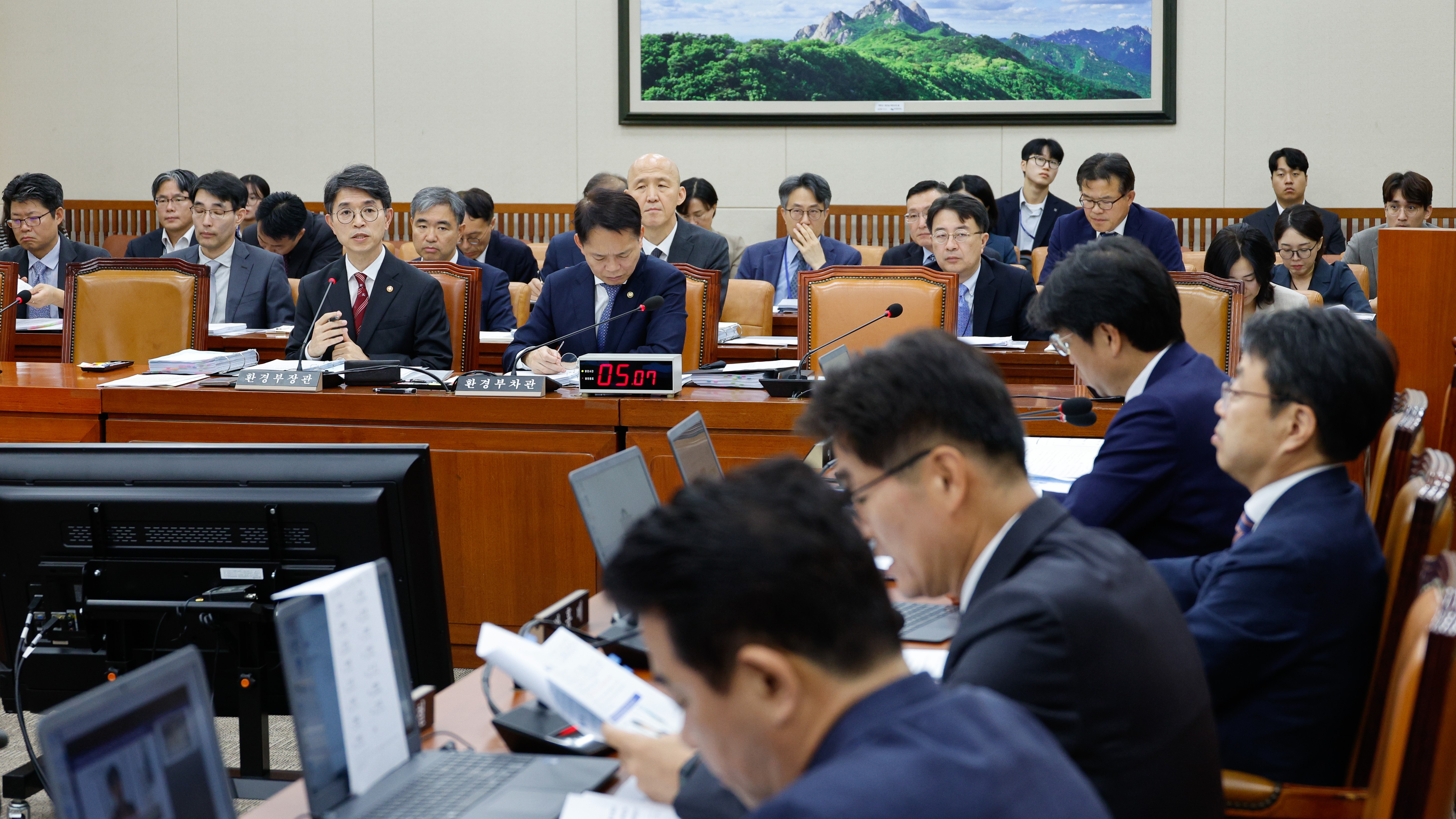 오영주(왼쪽에서 세 번째) 중소벤처기업부 장관이 8일(화) 국회 산업통상자원중소벤처기업위원회(위원장 이철규) 국정감사에서 의원 질의에 답하고 있다.(사진=뉴스1)