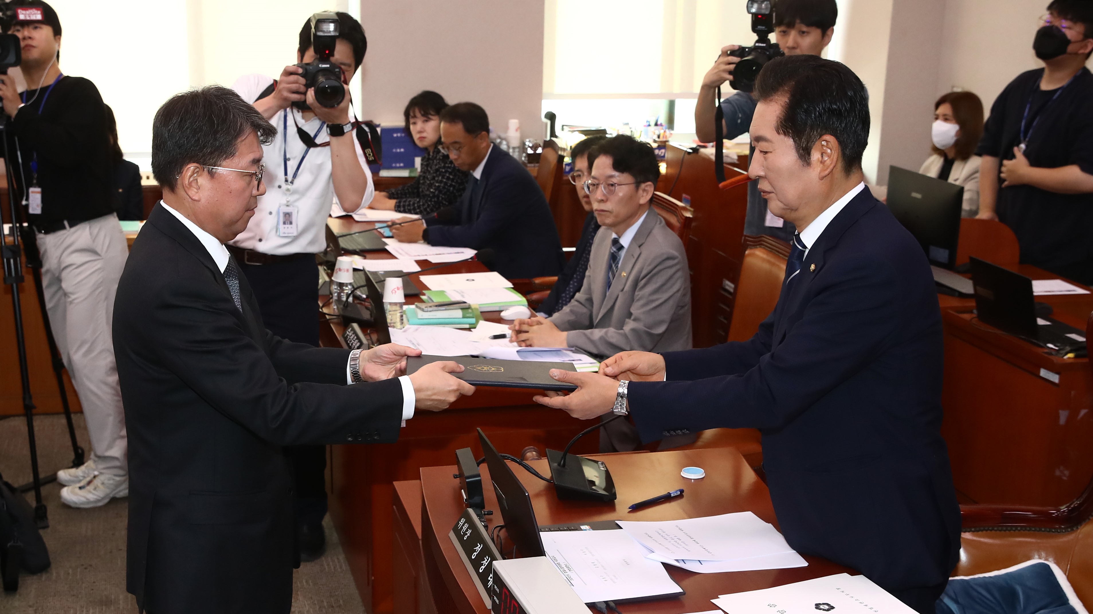 김정원 헌법재판소 사무처장이 12일(금) 국회 법제사법위원회(위원장 정청래) 국정감사에 출석해 증인선서를 하고 있다.(사진=뉴스1)