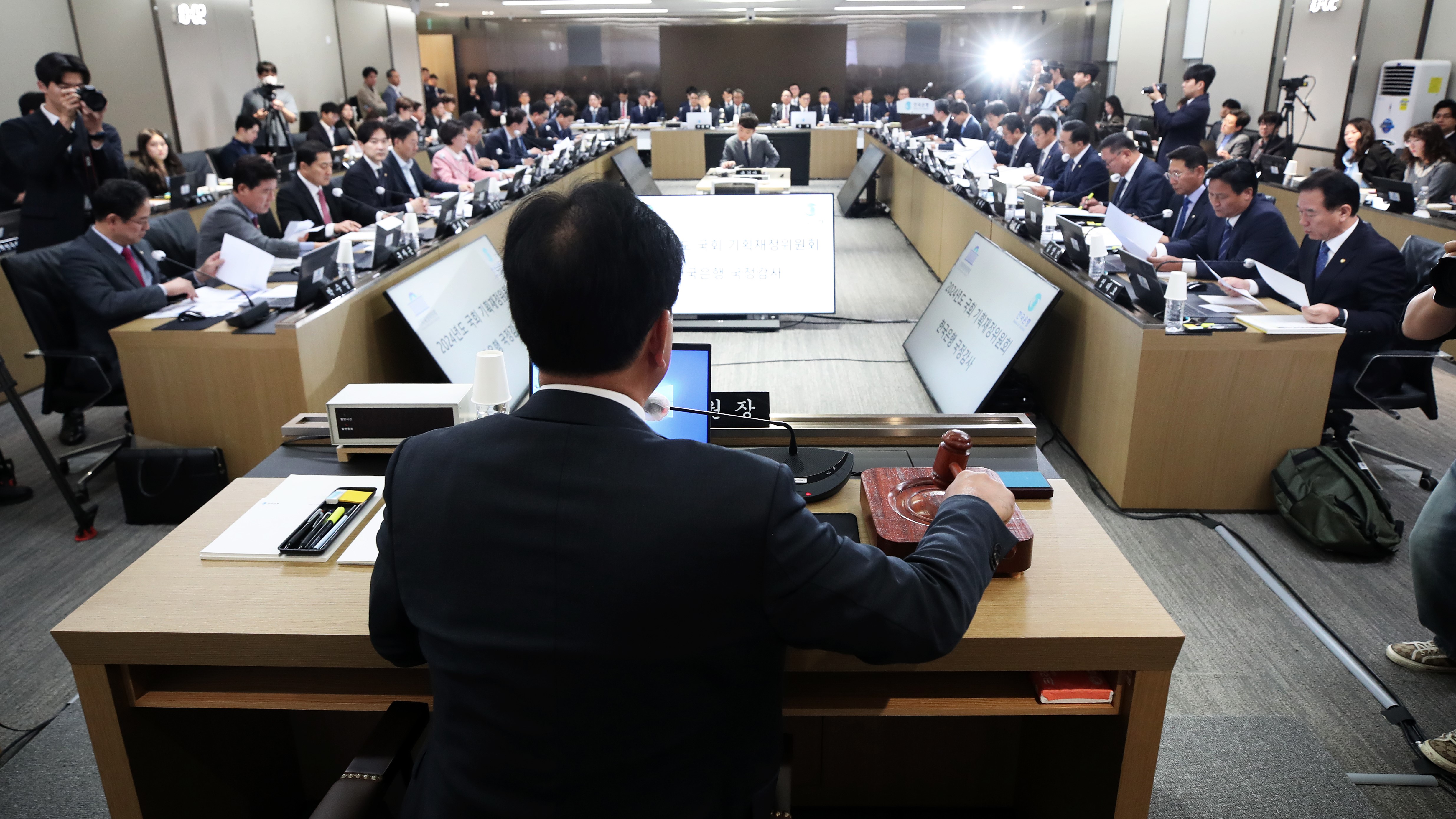 이창용 한국은행 총재가 14일(월) 국회 기획재정위원회(위원장 송언석) 국정감사에 출석해 의원 질의에 답하고 있다.(사진=뉴스1)