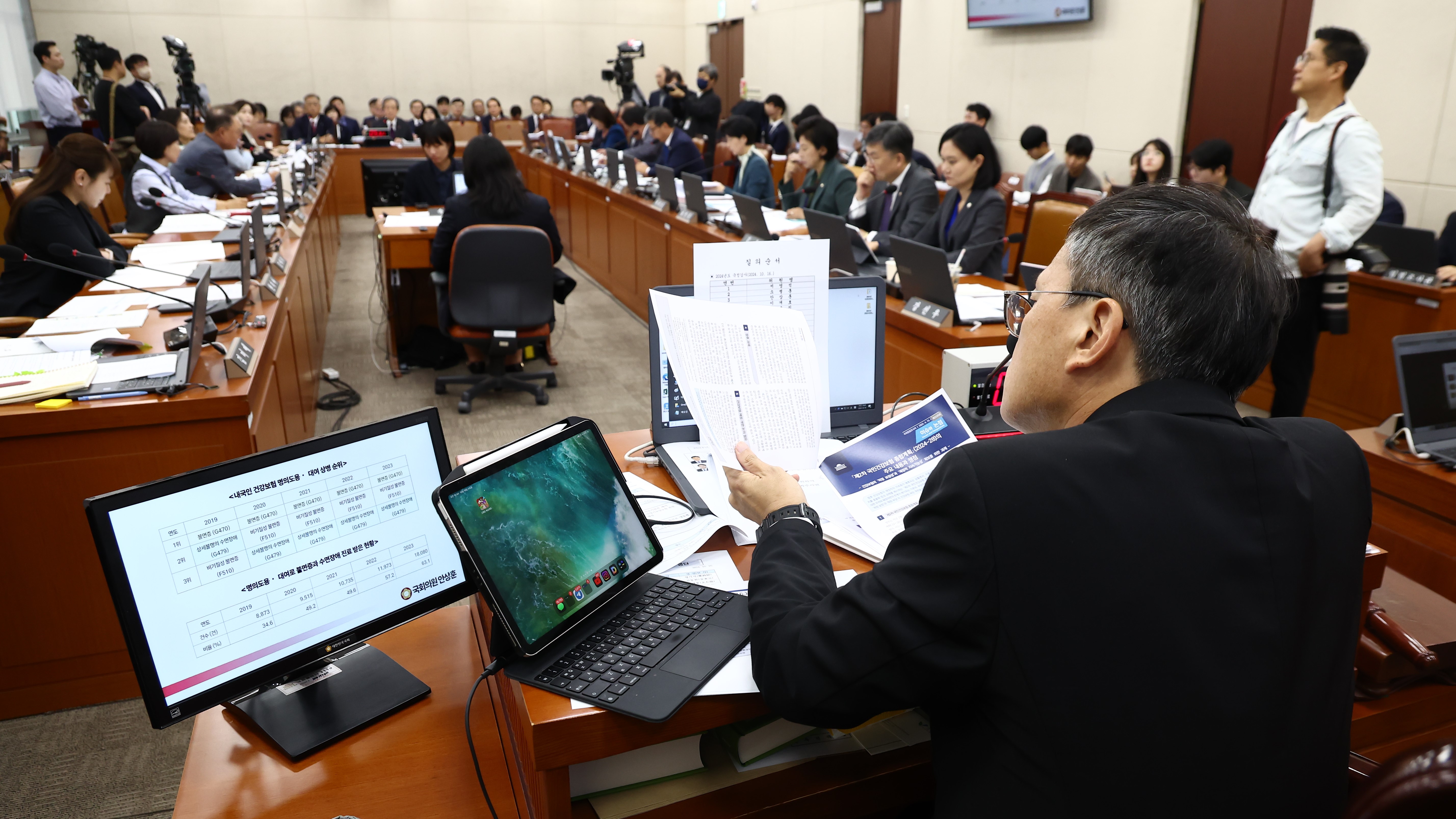 정기석(왼쪽에서 두 번째) 국민건강보험공단 이사장이 16일(수) 국회 보건복지위원회(위원장 박주민) 국정감사에 출석해 의원 질의에 답하고 있다.(사진=뉴스1)