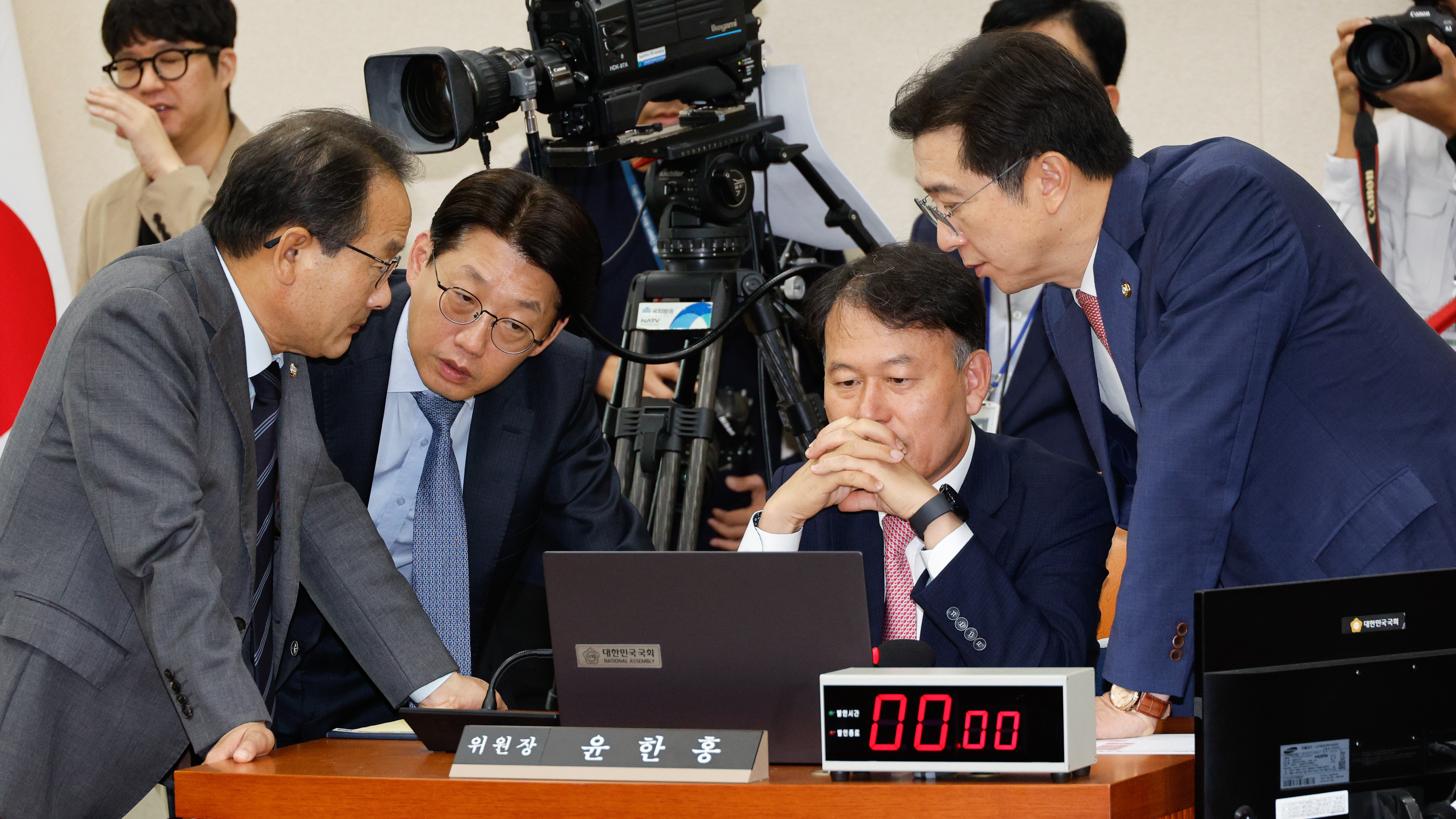 17일(목) 국회 정무위원회(위원장 윤한홍)가 금융감독원을 대상으로 실시한 국정감사에서 이복현(가운데) 금감원장이 의원 질의에 답하고 있다.(사진=뉴스1)