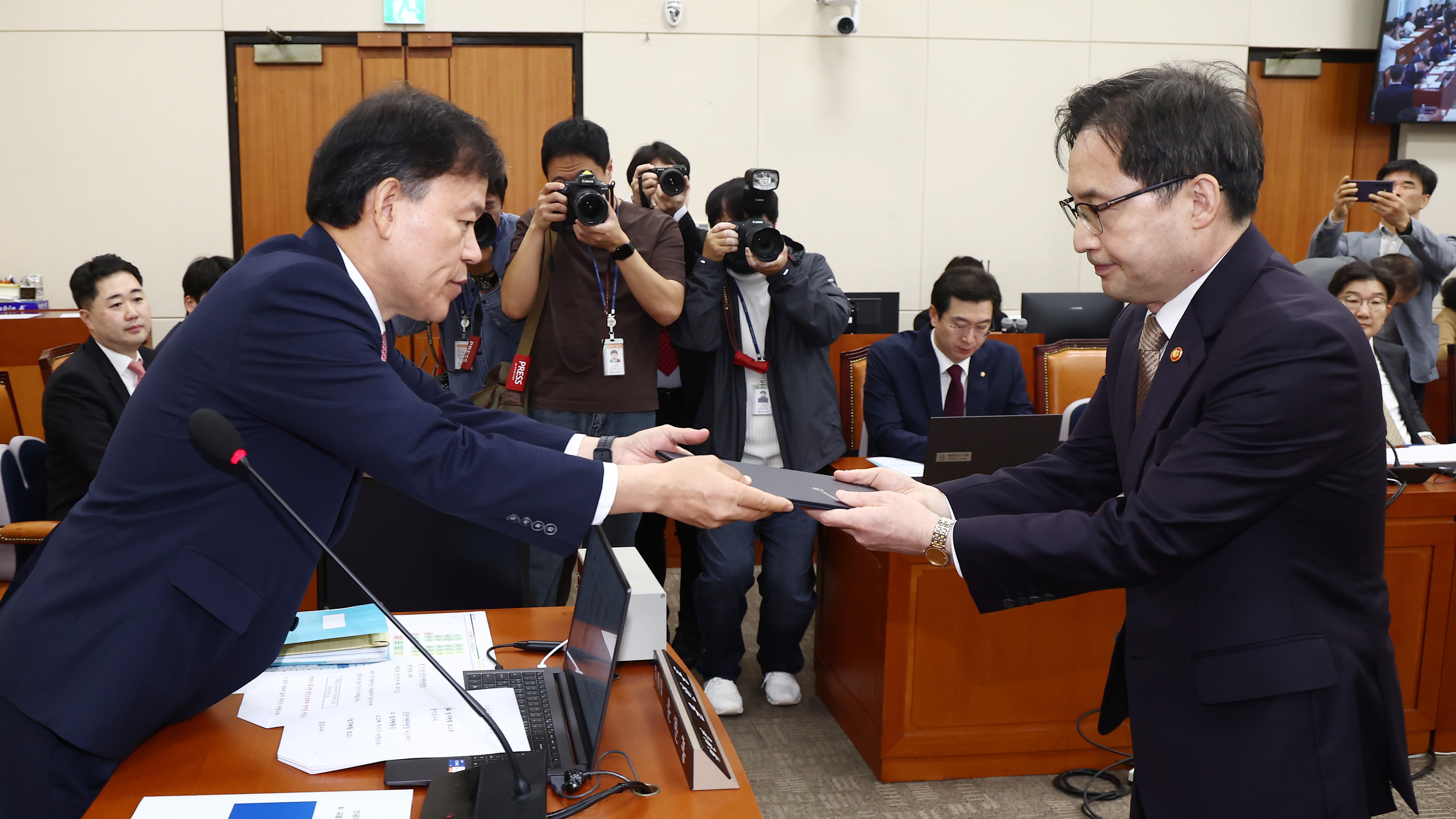 한기정(오른쪽) 공정거래위원장이 21일(월) 국회 정무위원회(위원장 윤한홍) 국정감사에 출석해 의원 질의에 답하고 있다.(사진=뉴스1)