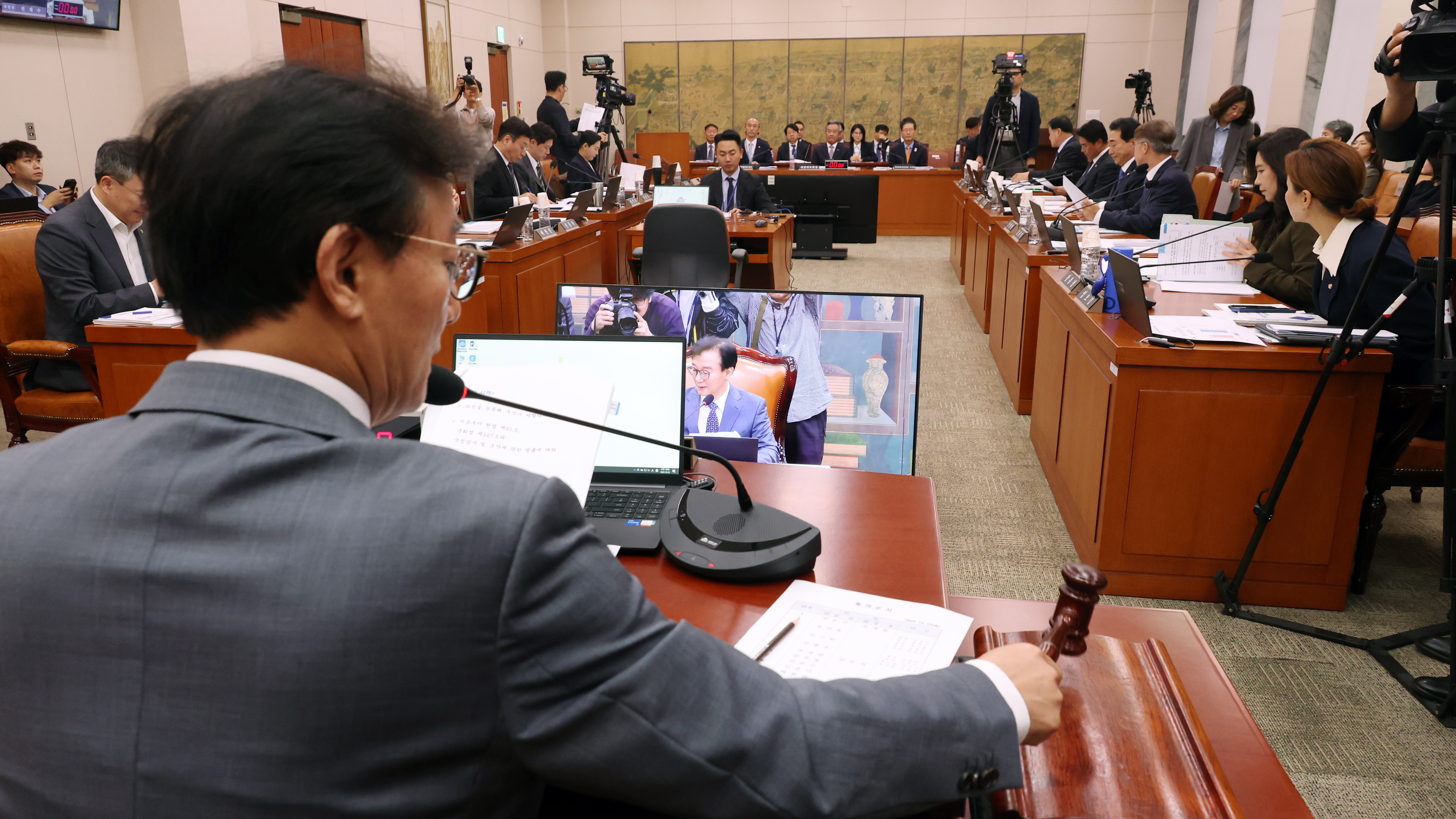 이기흥 대한체육회장이 22일(화) 국회 문화체육관광위원회(위원장 전재수) 국정감사에 출석해 의원 질의에 답하고 있다.(사진=뉴스1)