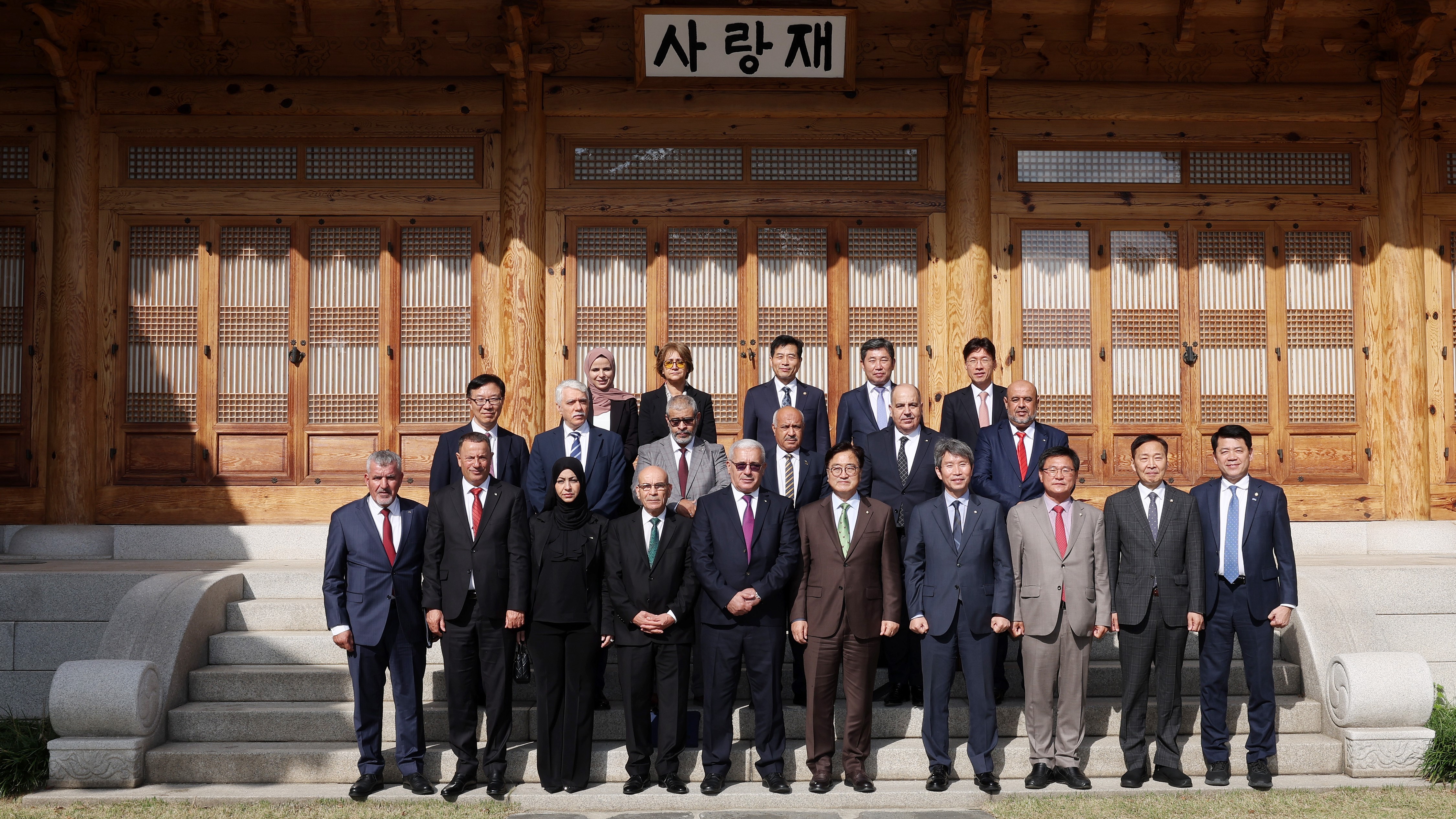 23일(수) 오전 국회 본청 로텐더홀 계단에서 알제리 방한단과 대한민국국회 대표단이 기념촬영을 하고 있다.(사진=국회사무처 사진팀)