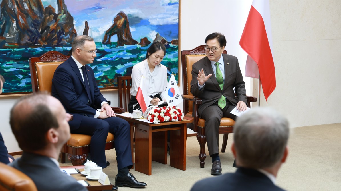 우원식 국회의장이 23일(수) 오후 의장접견실에서 안제이 두다 폴란드 대통령과 대화를 나누고 있다.(사진=국회사무처 사진팀)