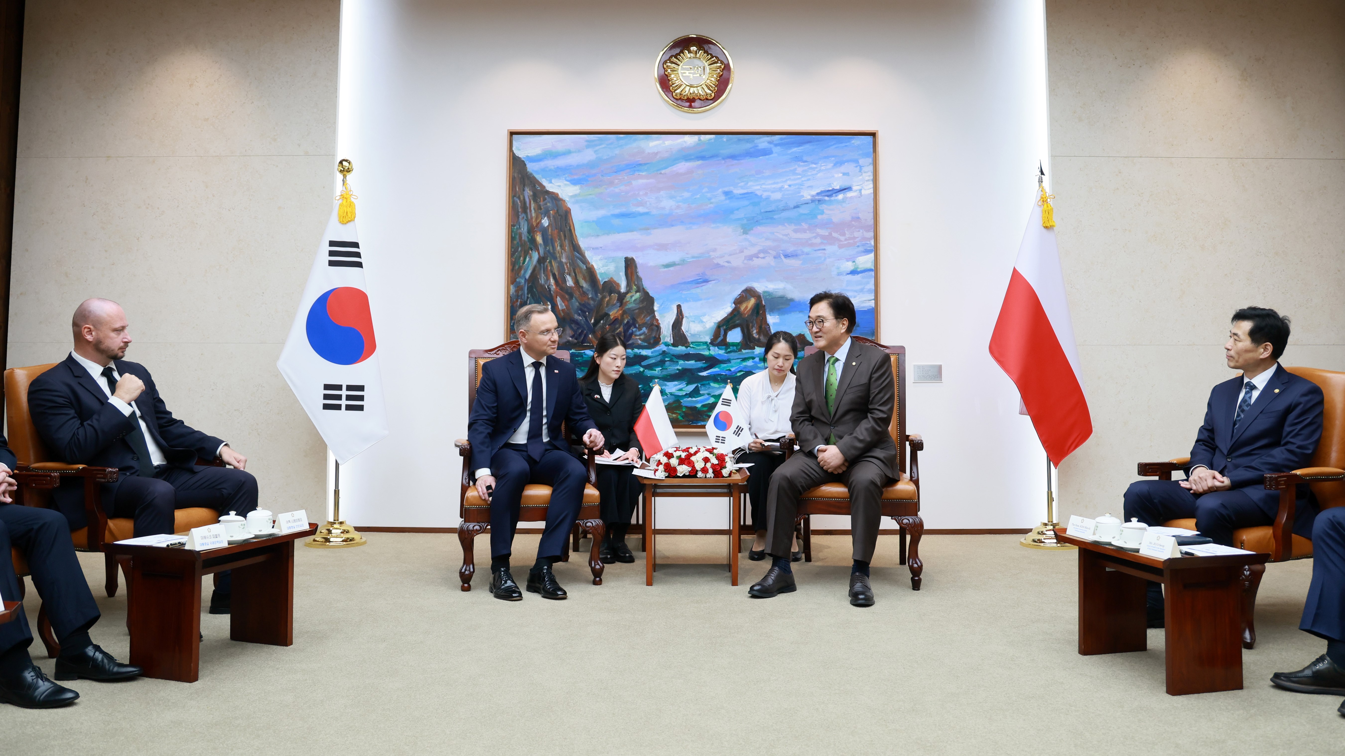 우원식 국회의장이 23일(수) 오후 의장접견실에서 안제이 두다 폴란드 대통령과 대화를 나누고 있다.(사진=국회사무처 사진팀)
