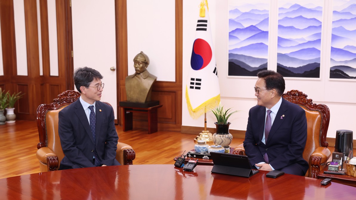 우원식 국회의장이 29일(화) 오후 의장집무실에서 김완섭 환경부 장관을 접견하고 기념촬영을 하고 있다.(사진=국회사무처 사진팀)