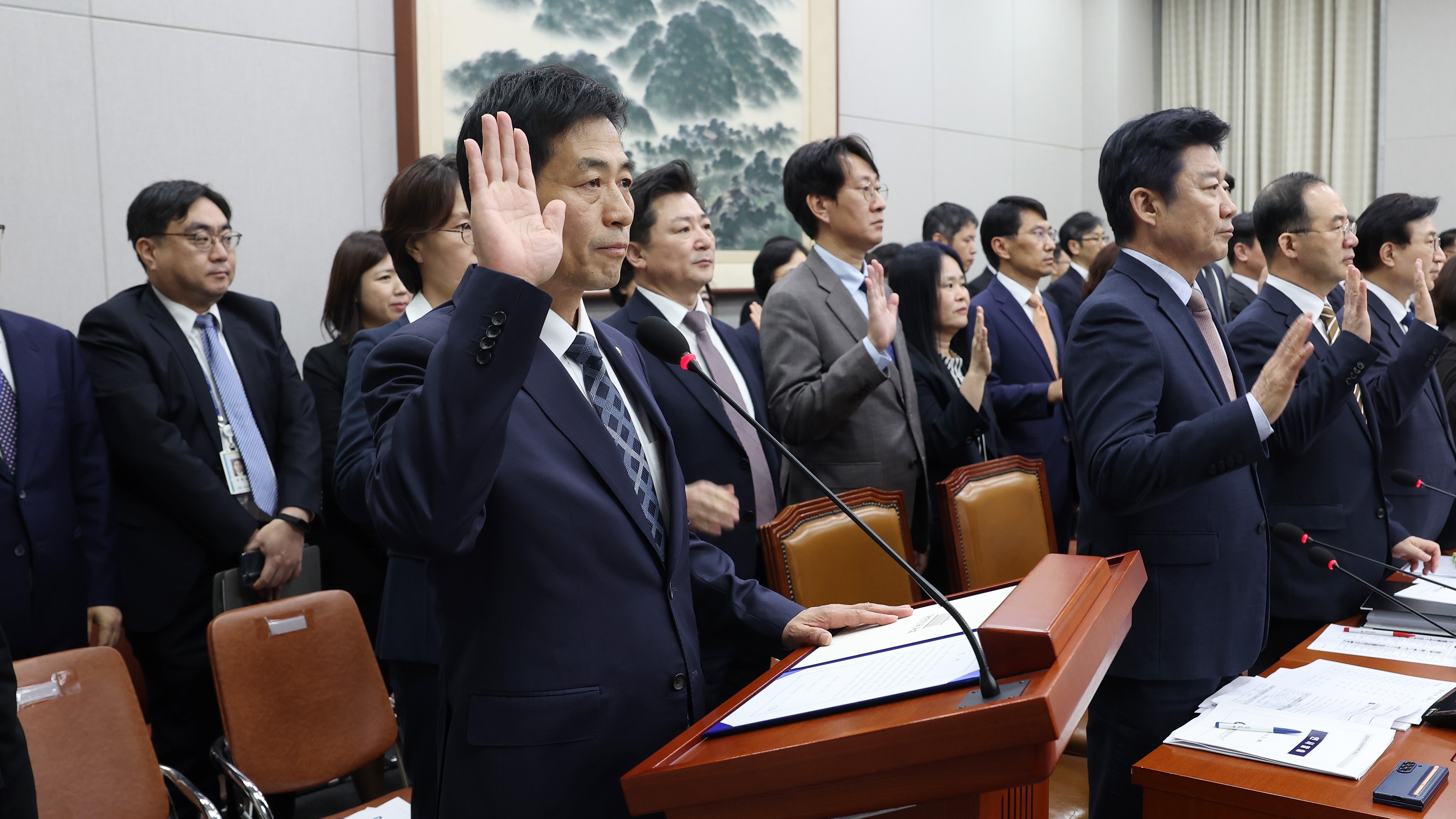 김민기 국회사무총장이 31일(목) 국회운영위원회 국정감사에 출석해 의원 질의에 답하고 있다.(사진=국회사무처 사진팀)