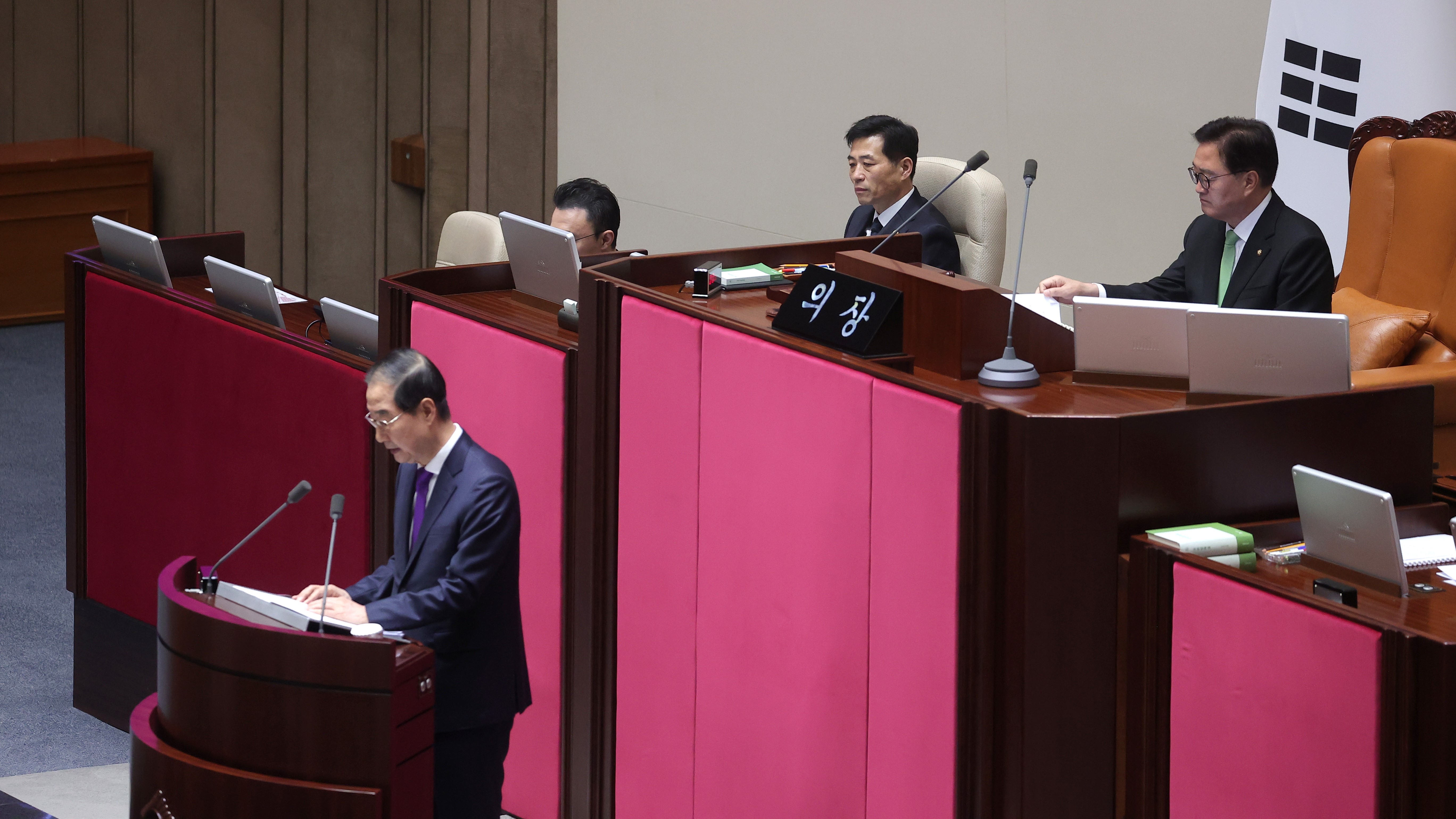 김민기 국회사무총장은 4일(월) 오전 국회 본회의장에서 열린 제418회국회(정기회) 제11차 본회의에 출석했다.