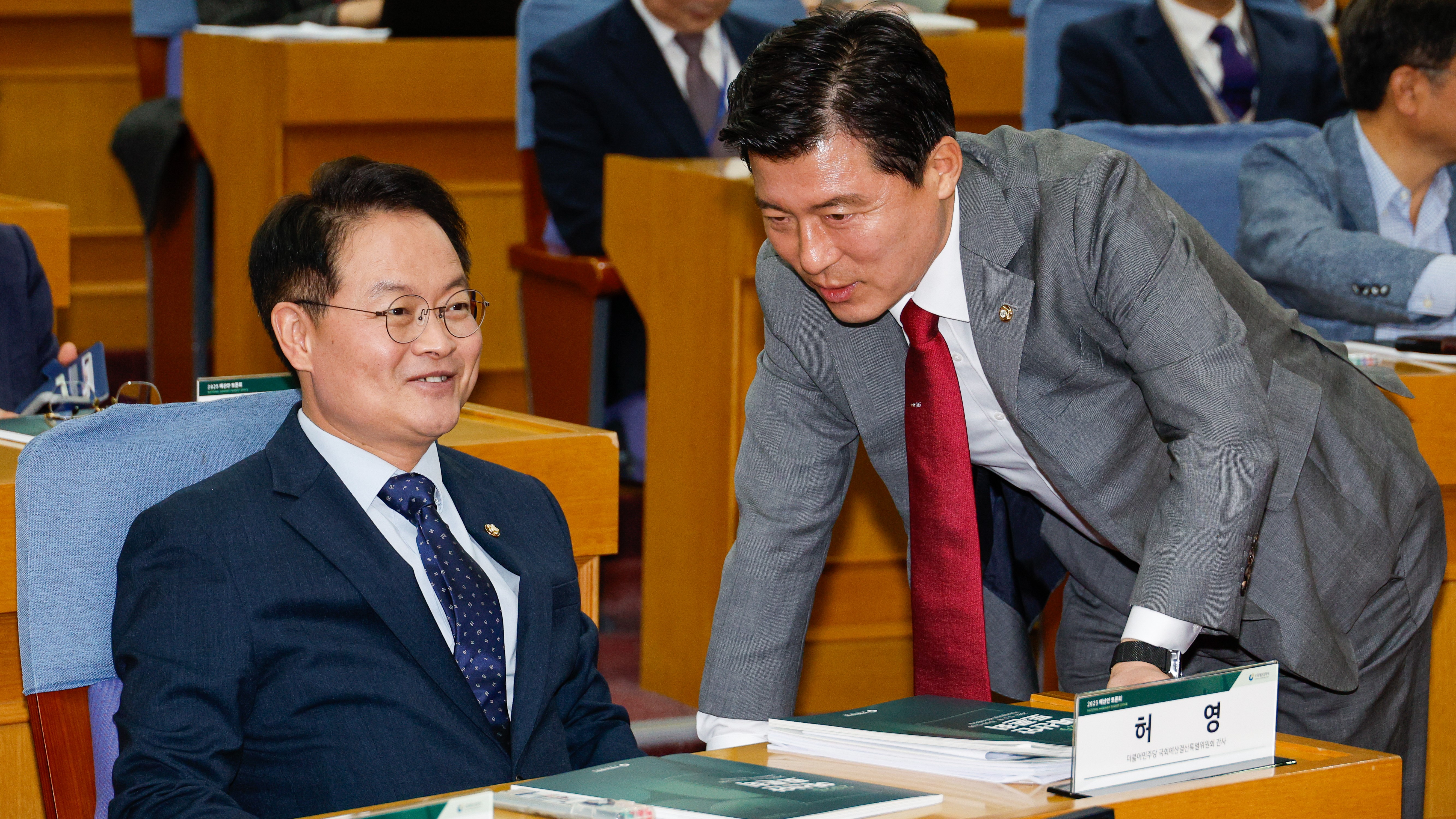 5일(화) 국회의원회관에서 열린 '2025년 예산안 토론회'에서 국회 예산결산특별위원회 구자근 국민의힘 간사(오른쪽), 허영 더불어민주당 간사가 대화를 나누고 있다.(사진=뉴스1)