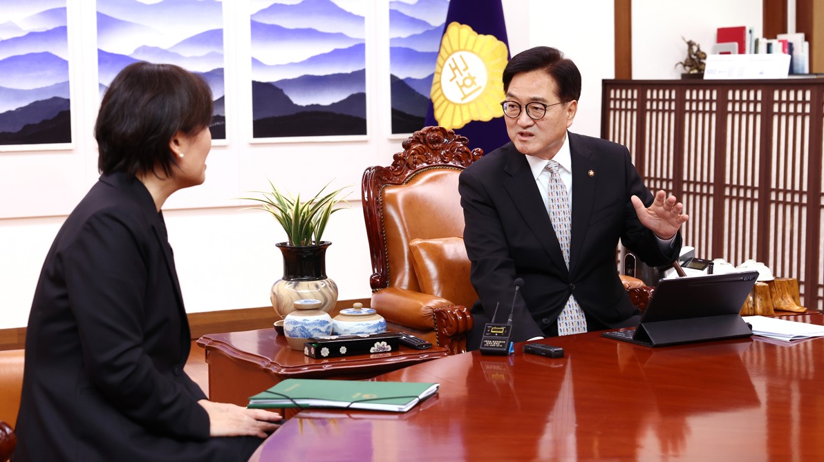 우원식 국회의장이 14일(목) 오후 의장집무실에서 송미령 농림축산식품부장관과 반갑게 악수하고 있다.(사진=국회사무처 사진팀)