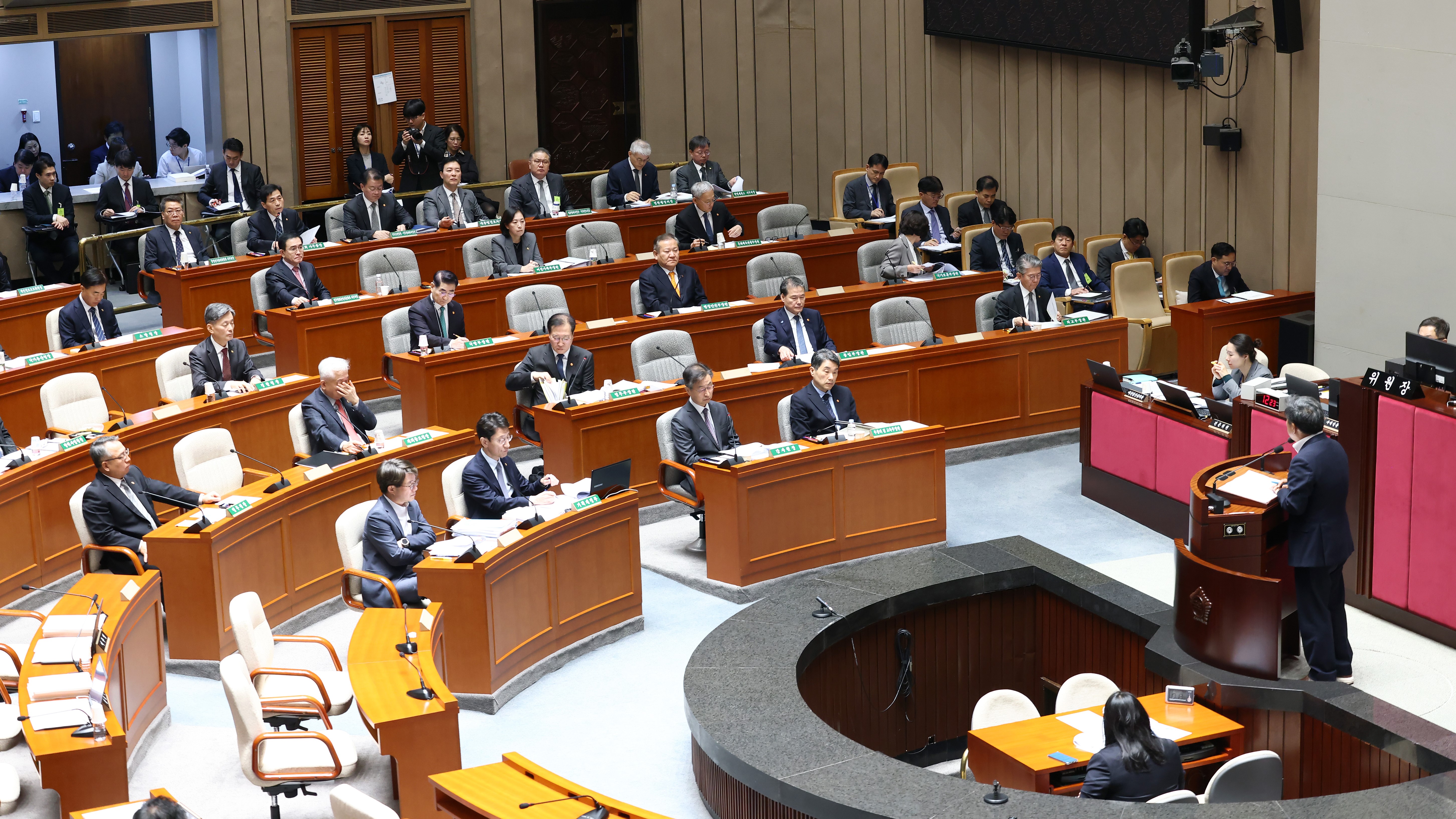 김민기 국회사무총장이 13일(수) 국회 제2회의장에서 열린 예산결산특별위원회 비경제부처 종합정책질의에 출석해 질의에 답하고 있다.(사진=국회사무처 사진팀)