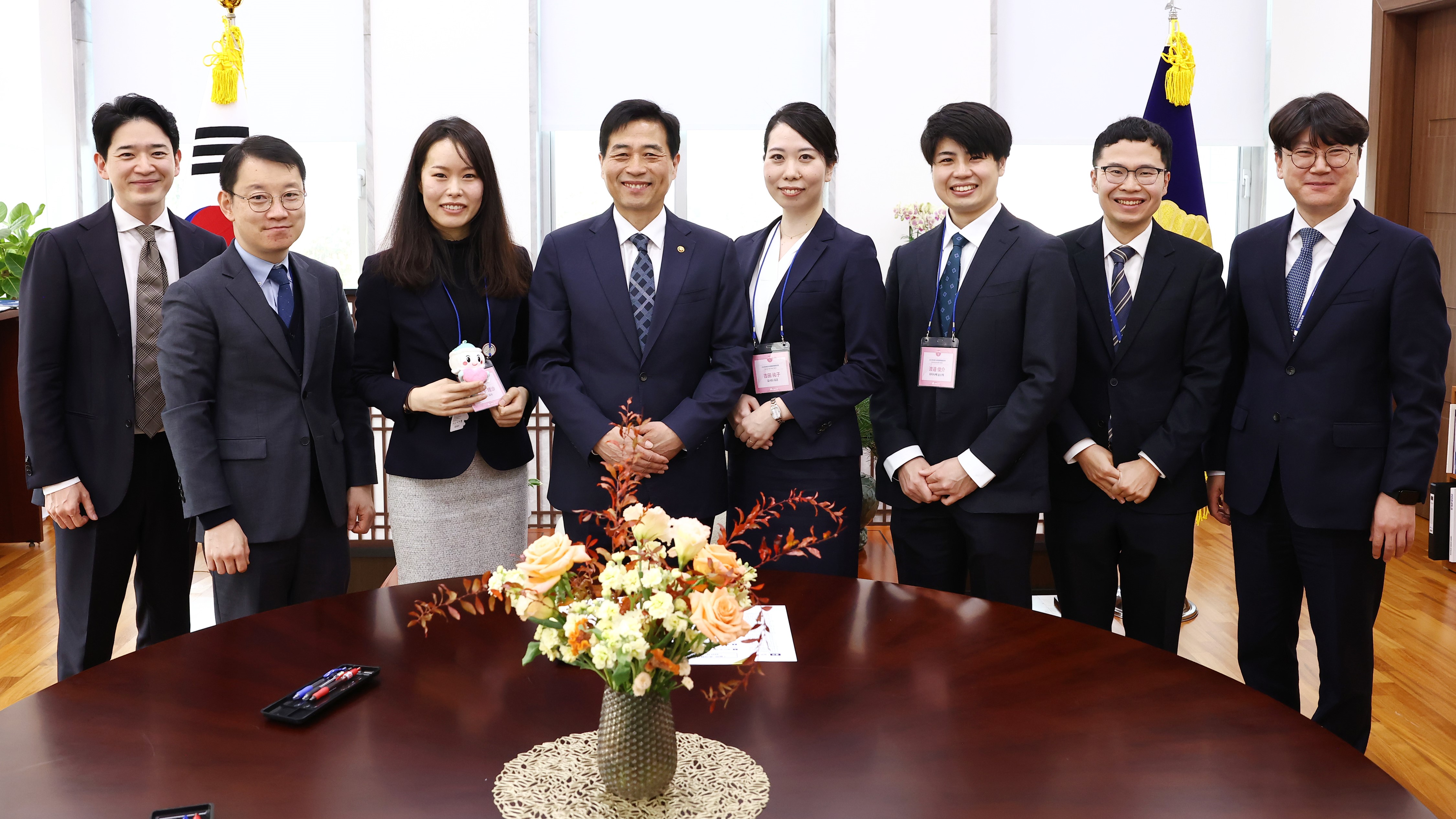 김민기 국회사무총장은 20일(수) 오전 국회 본관 3층 사무총장 집무실에서 일본 중의원 사무국 직원들을 접견