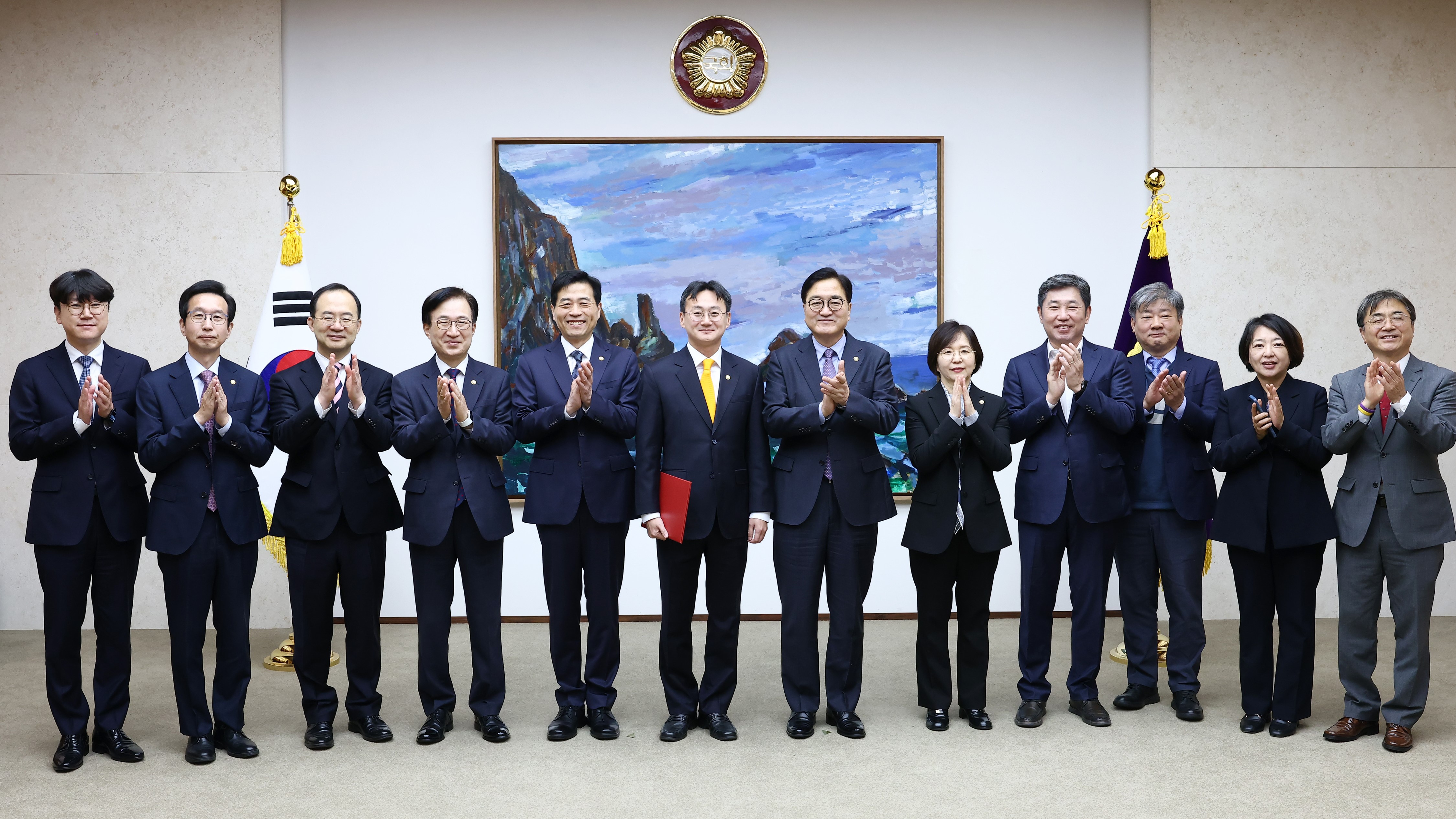 20일(수) 오전 국회 본관 3층 의장접견실에서 열린 이관후 신임 국회입법조사처장 임명장 수여식에 참석했다. 이관후 신임 처장은 만 48세로, 역대 국회입법조사처장 중 최연