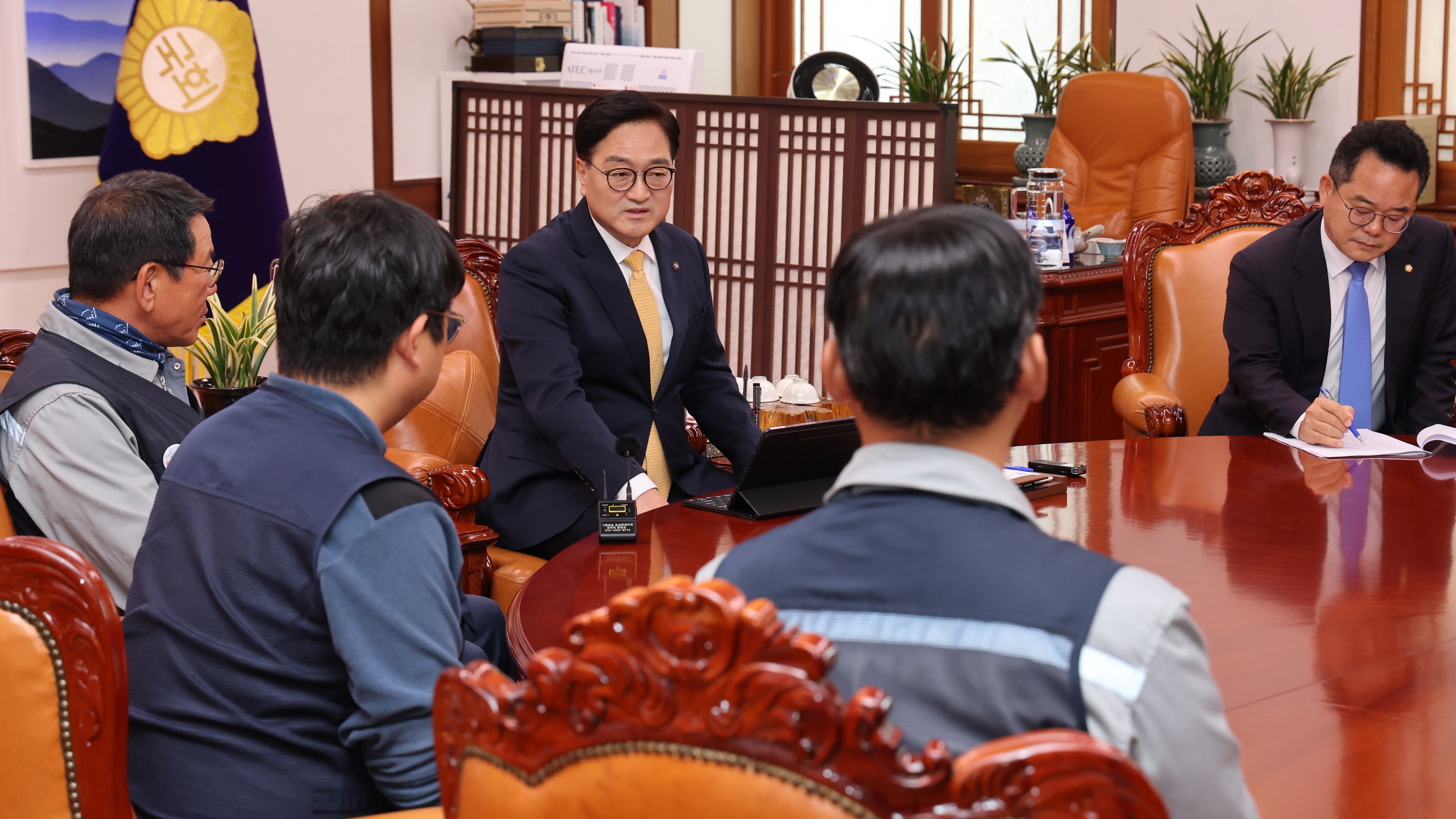 우원식 국회의장이 21일(목) 오후 의장집무실에서 한화오션(옛 대우조선해양)과 손해배상소송 중인 하청노동자들과의 면담에 앞서 기념촬영을 하고 있다.(사진=국회사무처 사진팀)