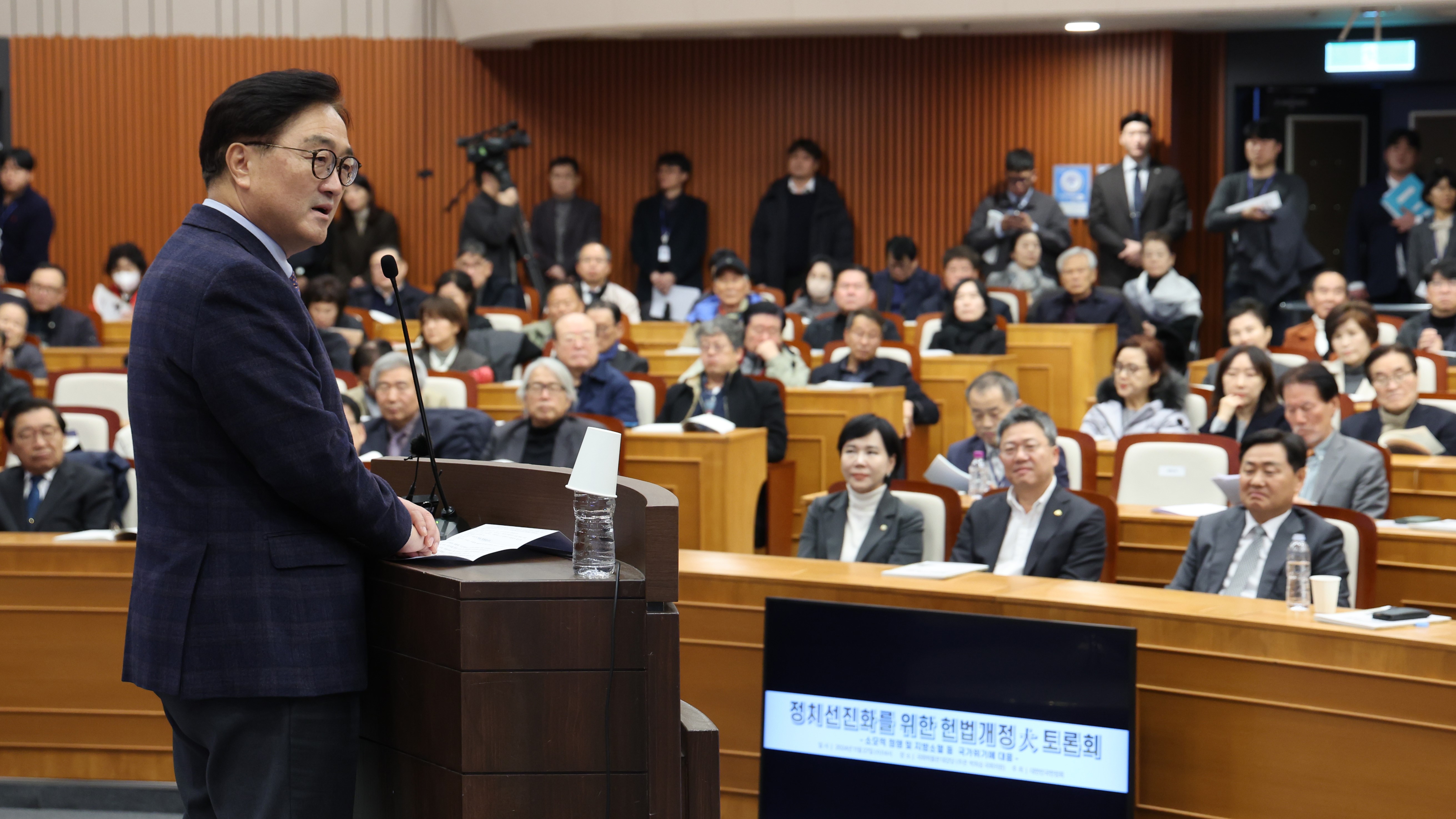 우원식 국회의장은 27일 오후 국회박물관 대강당에서 열린 대한민국헌정회 주최 '정치선진화를 위한 헌법개정 대토론회'에 참석