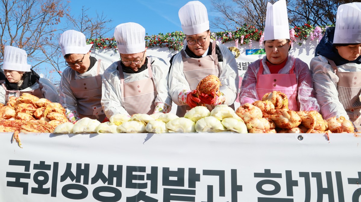 우원식 국회의장은 3일(화) 국회 경내 생생텃밭에서 열린 김장행사에 참석했다.