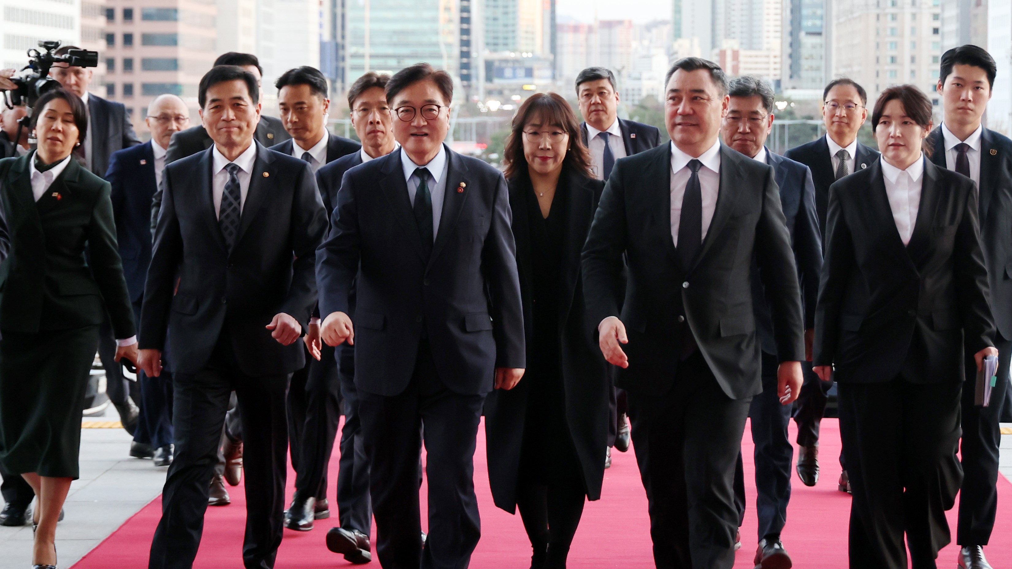 우원식 국회의장이 3일(화) 오후 국회접견실에서 사디르 자파로프 키르기즈공화국 대통령을 만나 반갑게 악수하고 있다.(국회사무처 사진팀)