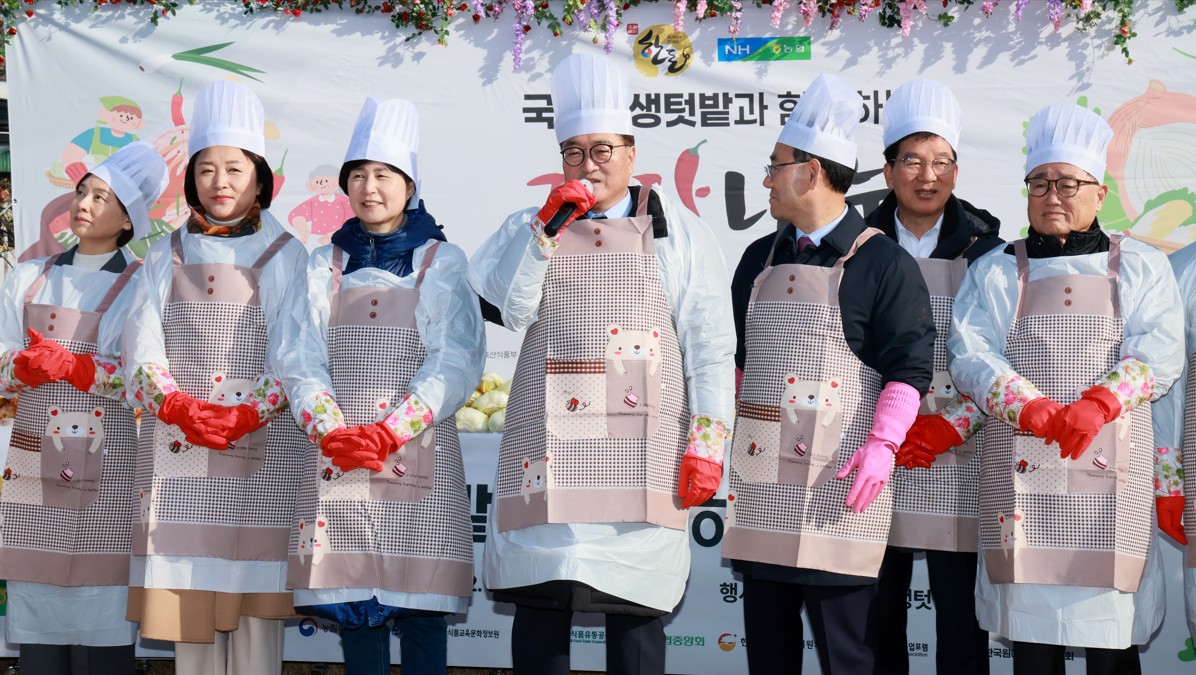 우원식 국회의장이 3일(화) 국회 경내 생생텃밭에서 열린 김장행사에 참석해 김치를 담그고 있다.(사진=국회사무처 사진팀)