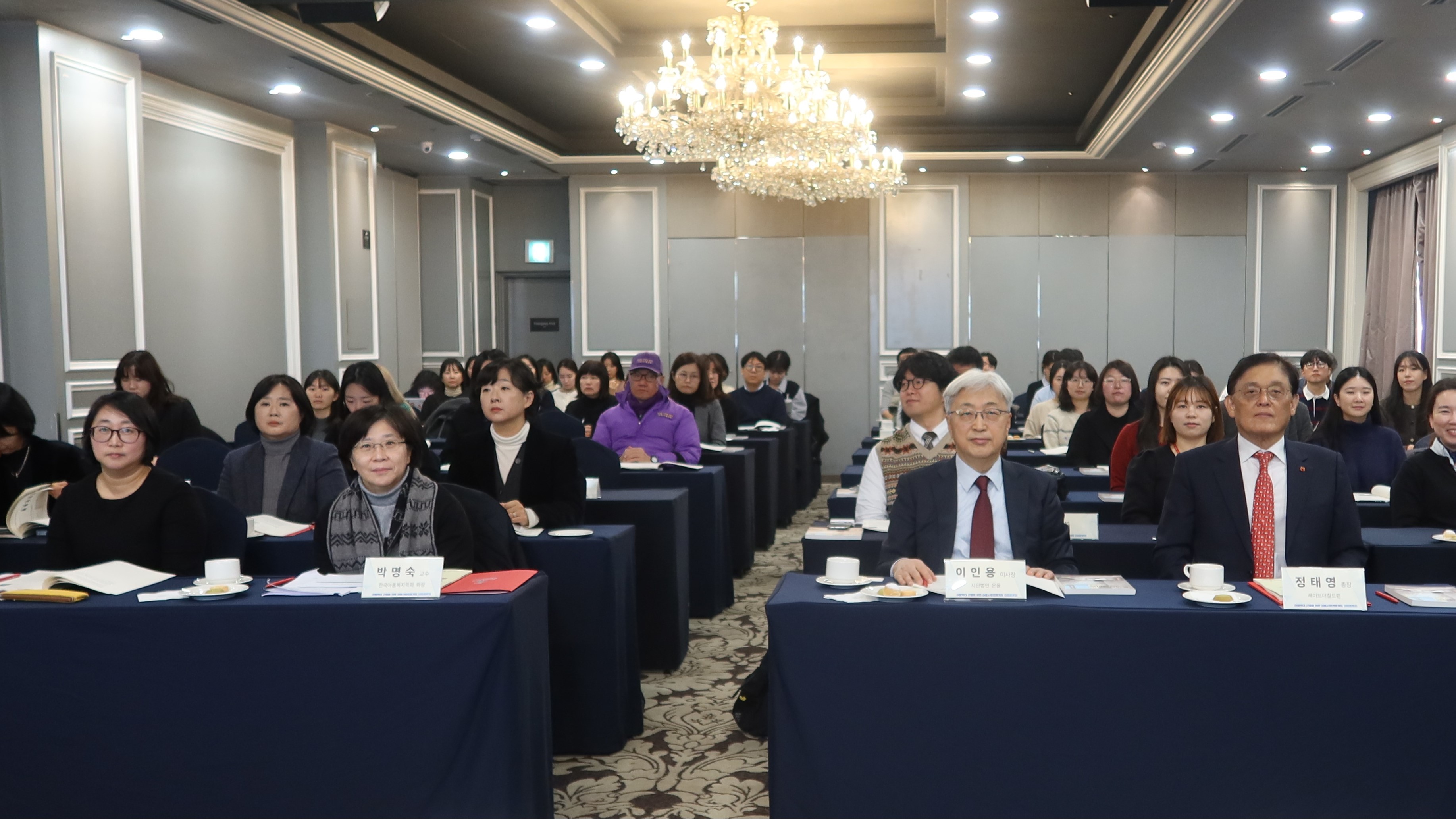 9일(월) 서울 영등포구 켄싱턴호텔 여의도에서 열린 '아동학대 근절을 위한 아동사망검토제도 입법토론회'에서 참석자들이 기념촬영을 하고 있다.(사진=강세영 기자) 