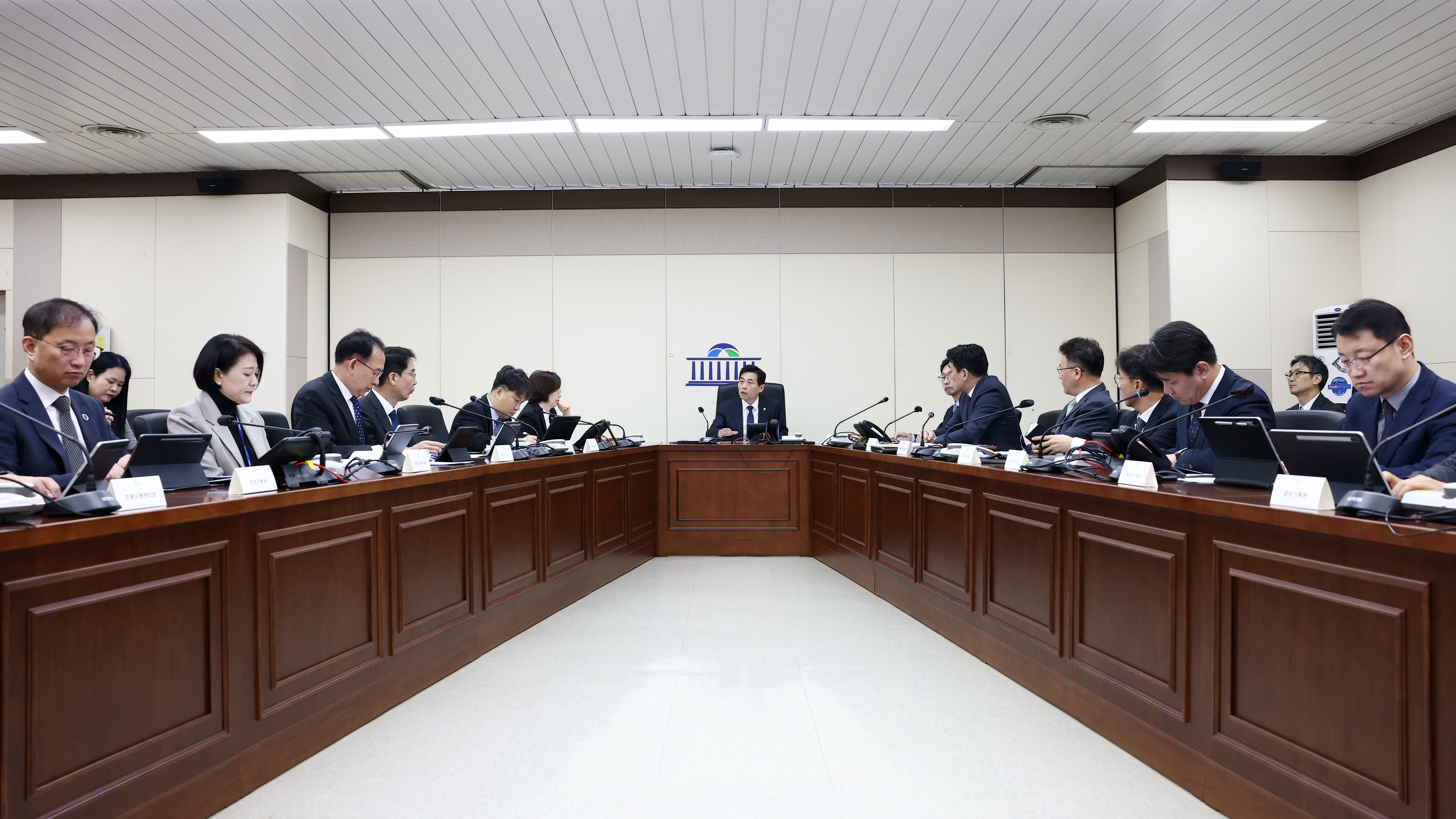 16일(월) 오전 국회 본관에서 김민기 국회사무총장 주재로 국회사무처 주요업무보고가 진행 중인 모습.(사진=김진원 촬영관)