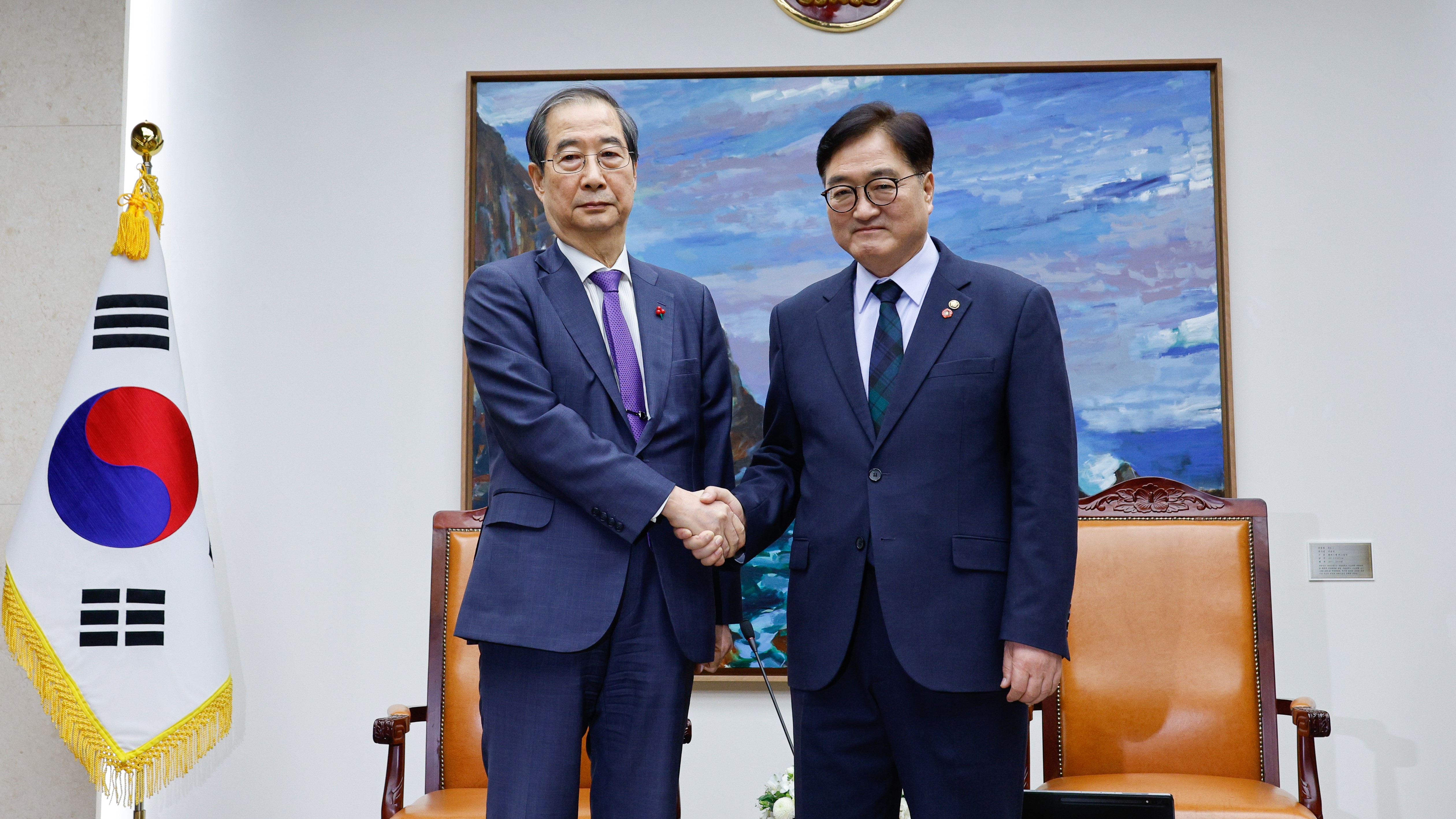 우원식 국회의장이 15일(일) 의장집무실에서 한덕수 대통령 권한대행과 대화를 나누고 있다.(사진=뉴시스)