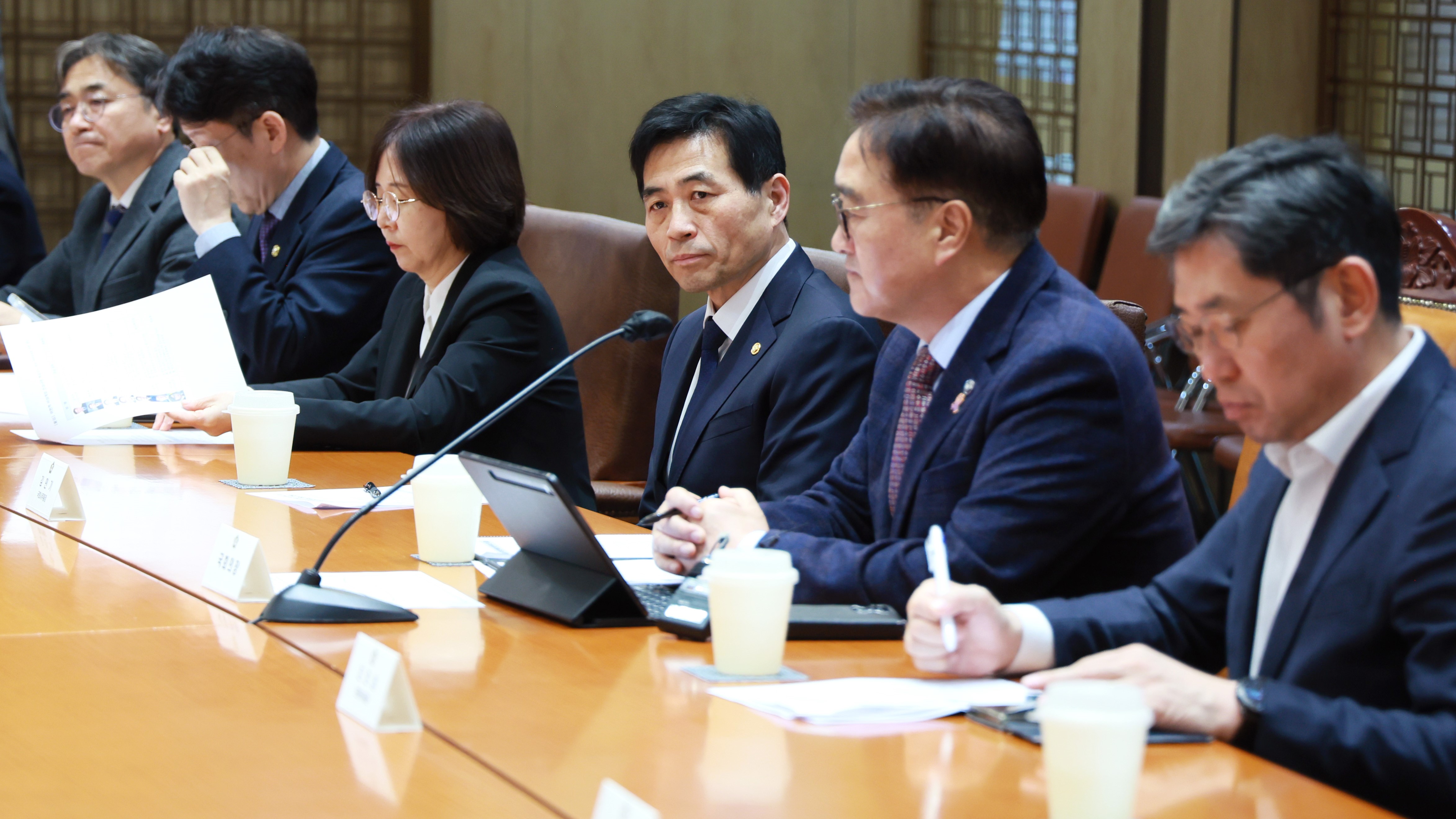 김민기 국회사무총장은 16일(월) 오후 국회접견실에서 열린 '위헌적 비상계엄 선포를 통한 내란 행위의 진상규명을 위한 특별검사 후보 추천위원' 위촉식