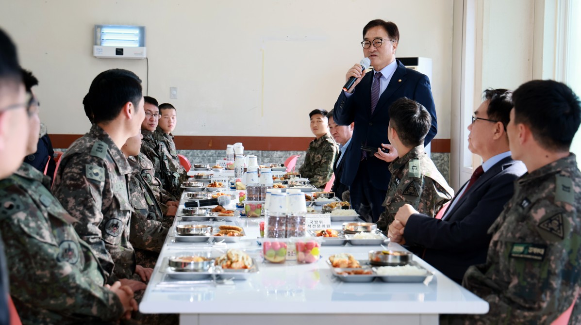 우원식 국회의장은 연말을 맞아 18일(수) 육군 3사단 백골부대 전방 관측소(OP)를 방문해 경계작전현황 등을 보고받고 수색대대 부대원들과 오찬 간담회를 함께했다.