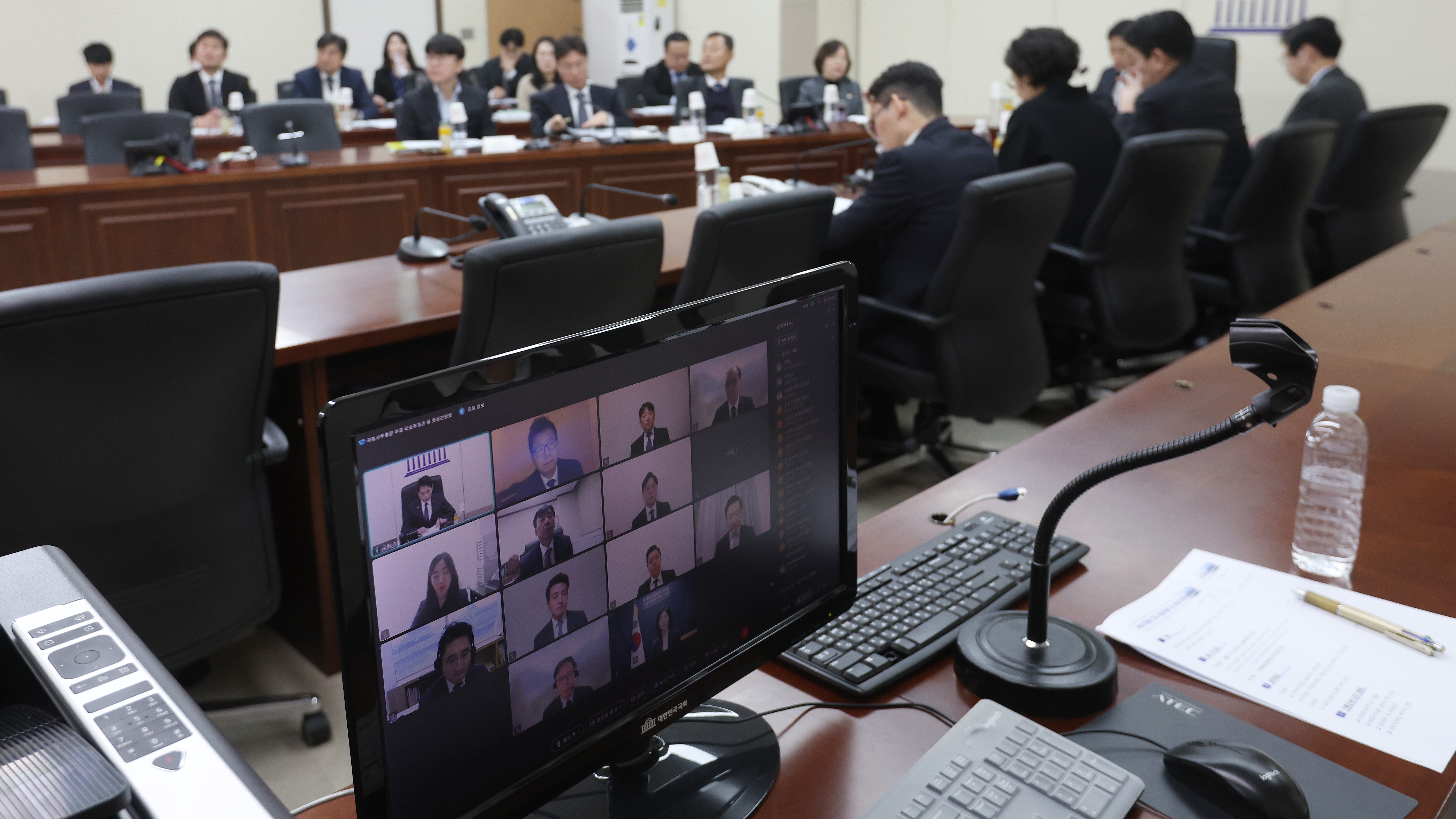 18일(수) 오후 국회 본관에서 김민기 국회사무총장 주재로 국외주재관 화상간담회가 진행 중인 모습.(사진=유윤기 촬영관)