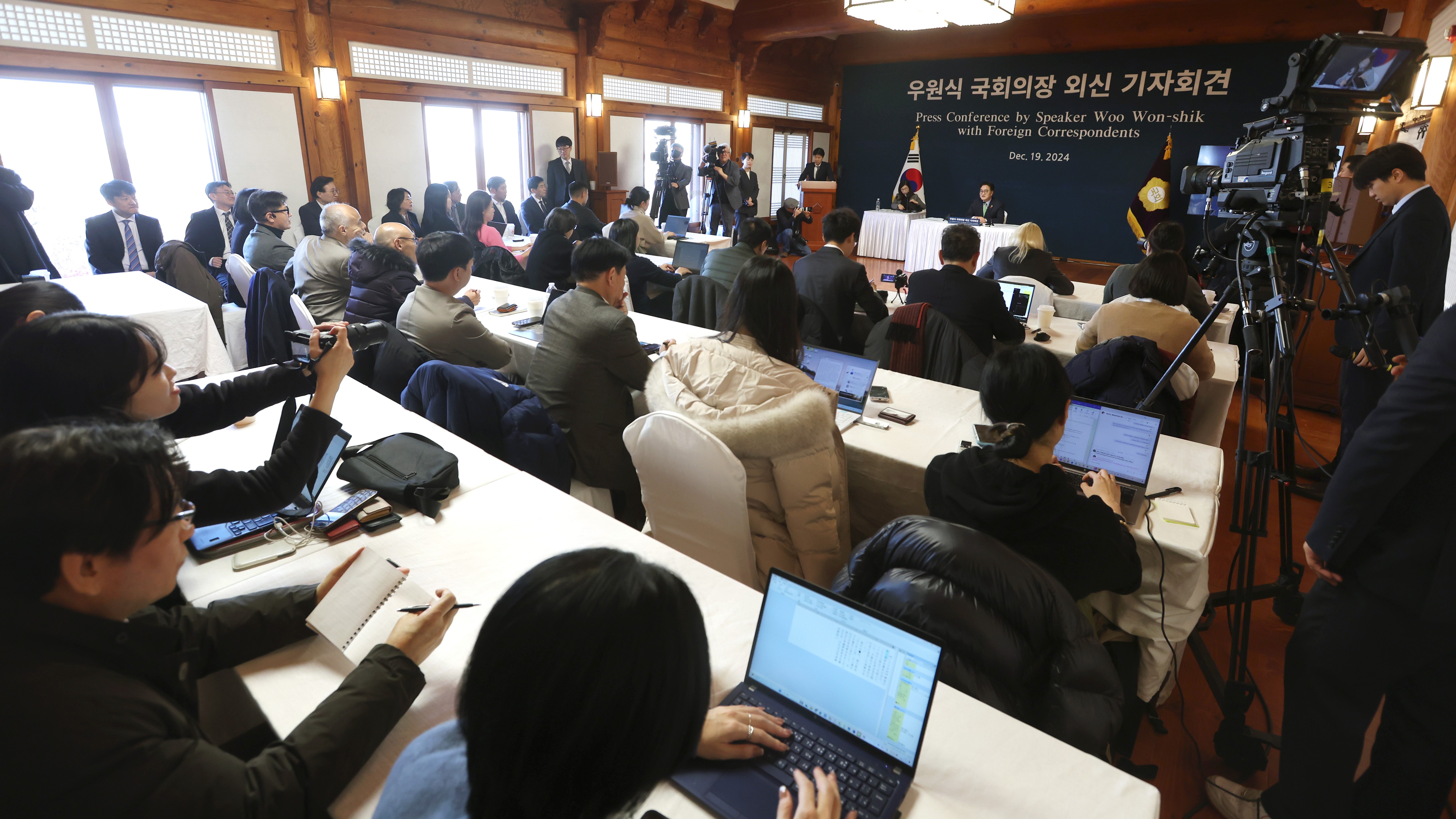 우원식 국회의장이 19일(목) 오후 국회 사랑재에서 주최한 외신 기자회견에서 발언하고 있다.(사진=국회사무처 사진팀)