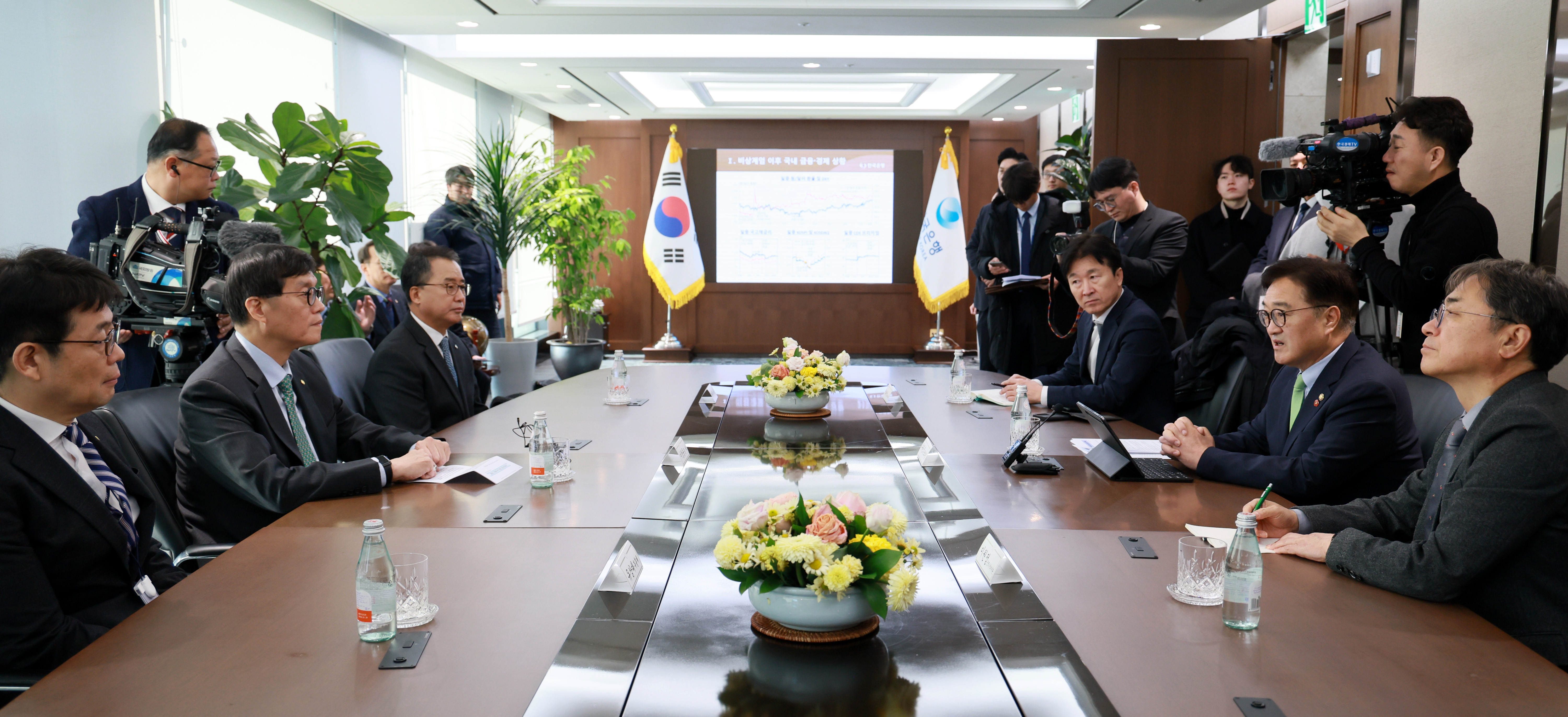 우원식 국회의장이 19일(목) 오전 서울 중구 한국은행에서 이창용 총재를 만나 반갑게 악수하고 있다.(사진=국회사무처 사진팀)