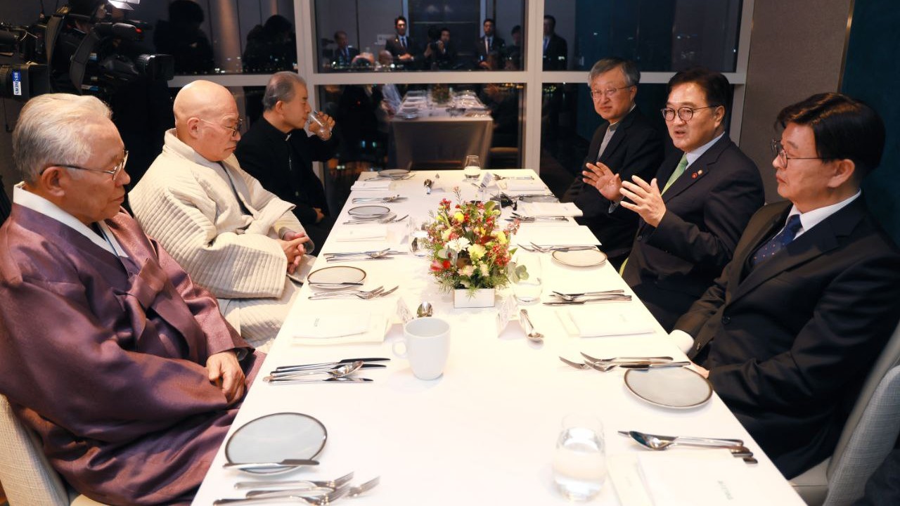 우원식 국회의장은 19일(목) 오후 서울 마포에서 한국종교지도자협의회 공동대표단과 만찬을 함께하며